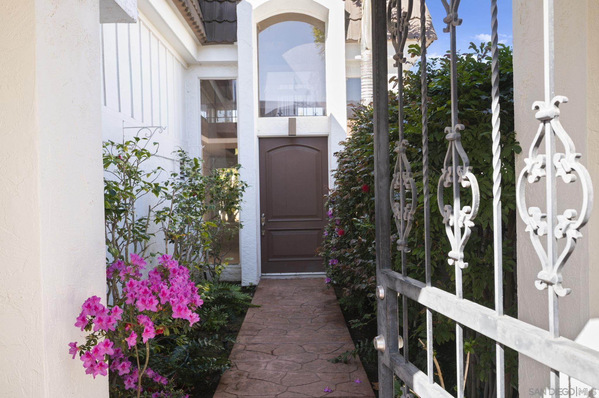 Detail Gallery Image 3 of 21 For 2847  via Posada, La Jolla,  CA 92037 - 4 Beds | 2/1 Baths