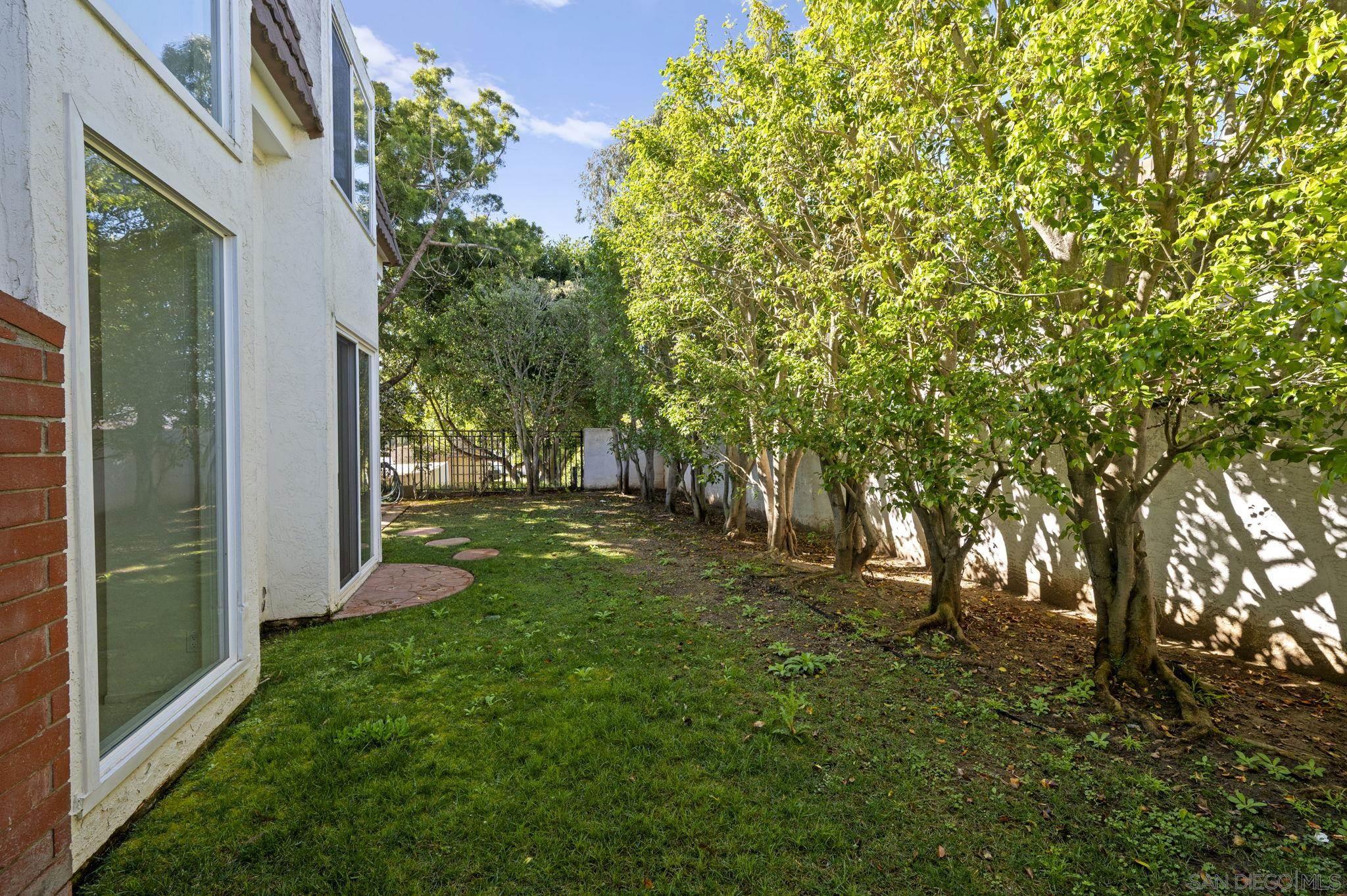 Detail Gallery Image 4 of 21 For 2847  via Posada, La Jolla,  CA 92037 - 4 Beds | 2/1 Baths