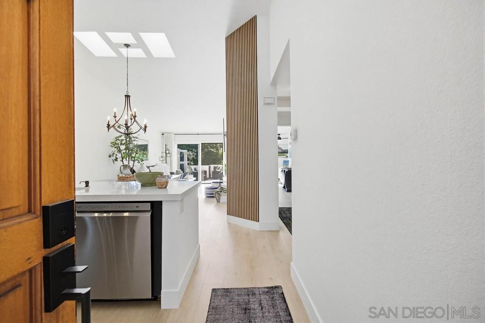 Detail Gallery Image 3 of 41 For 12795  via Moura, San Diego,  CA 92128 - 2 Beds | 2 Baths