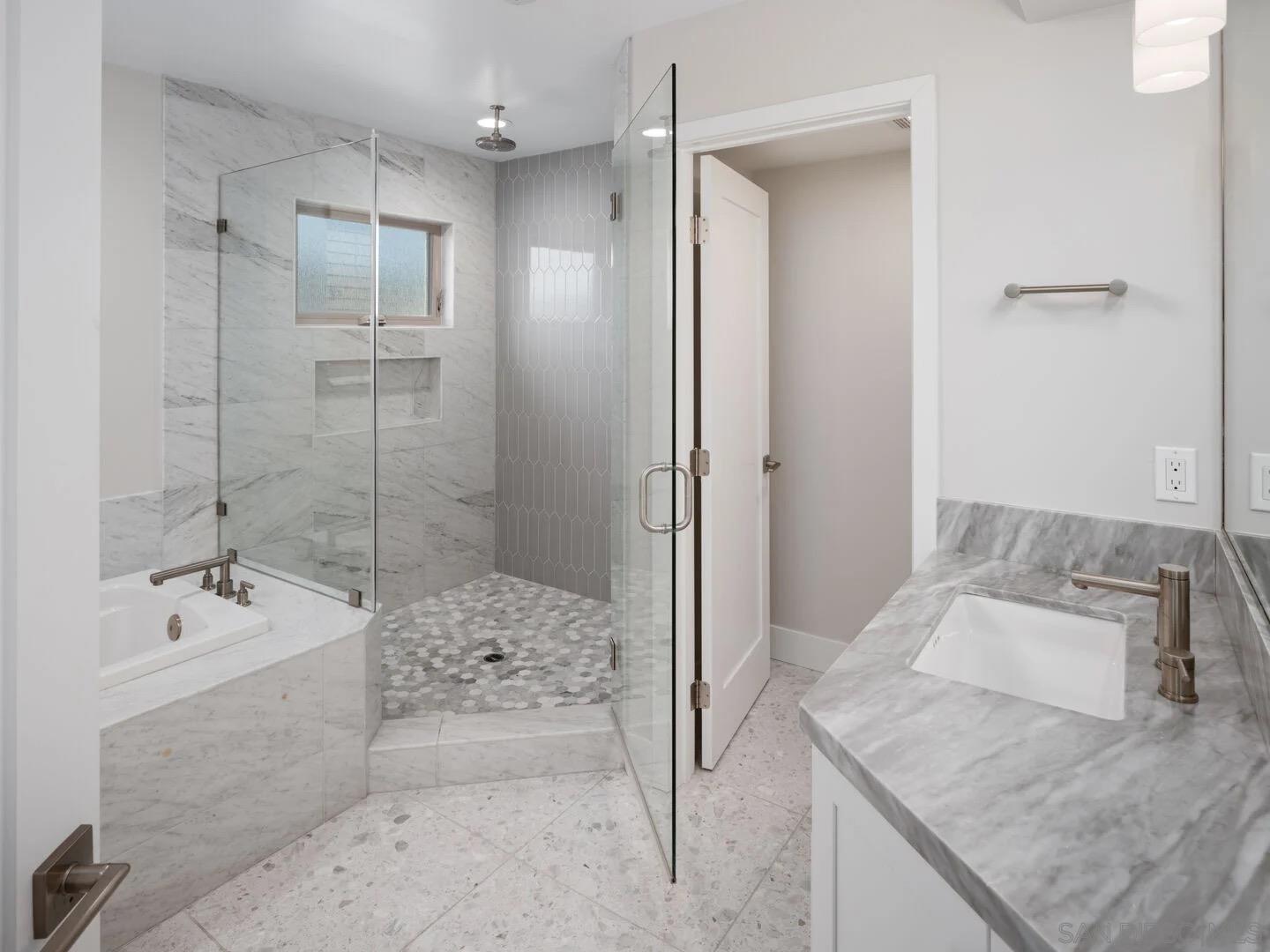 Detail Gallery Image 12 of 36 For 851-53  Sapphire, San Diego,  CA 92109 - 6 Beds | 7 Baths