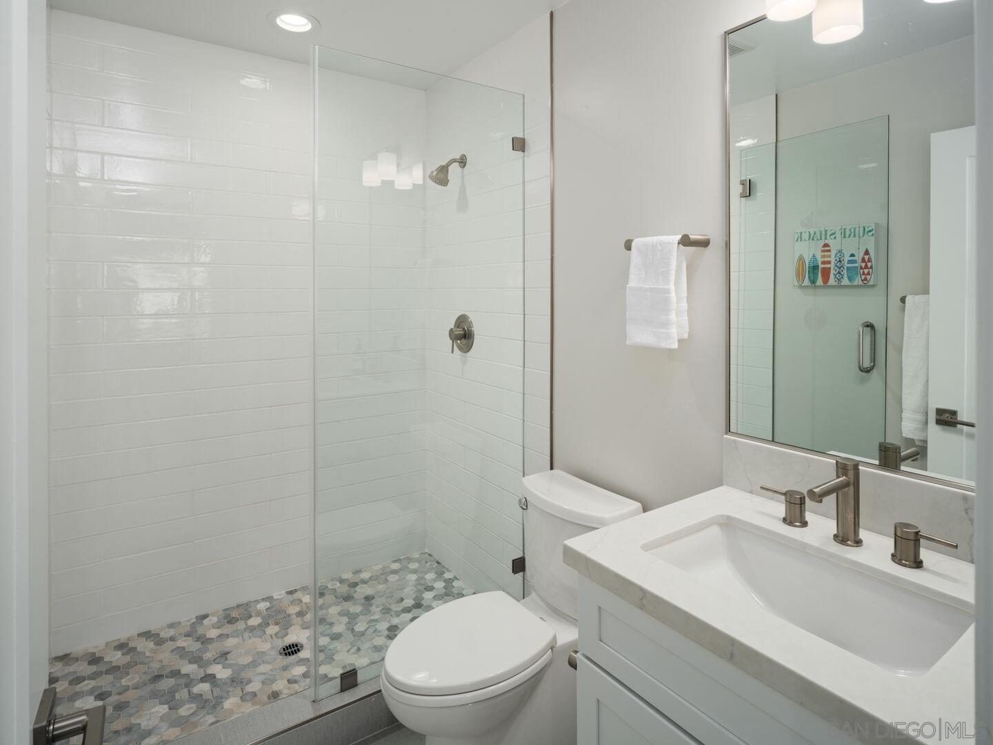 Detail Gallery Image 18 of 36 For 851-53  Sapphire, San Diego,  CA 92109 - 6 Beds | 7 Baths