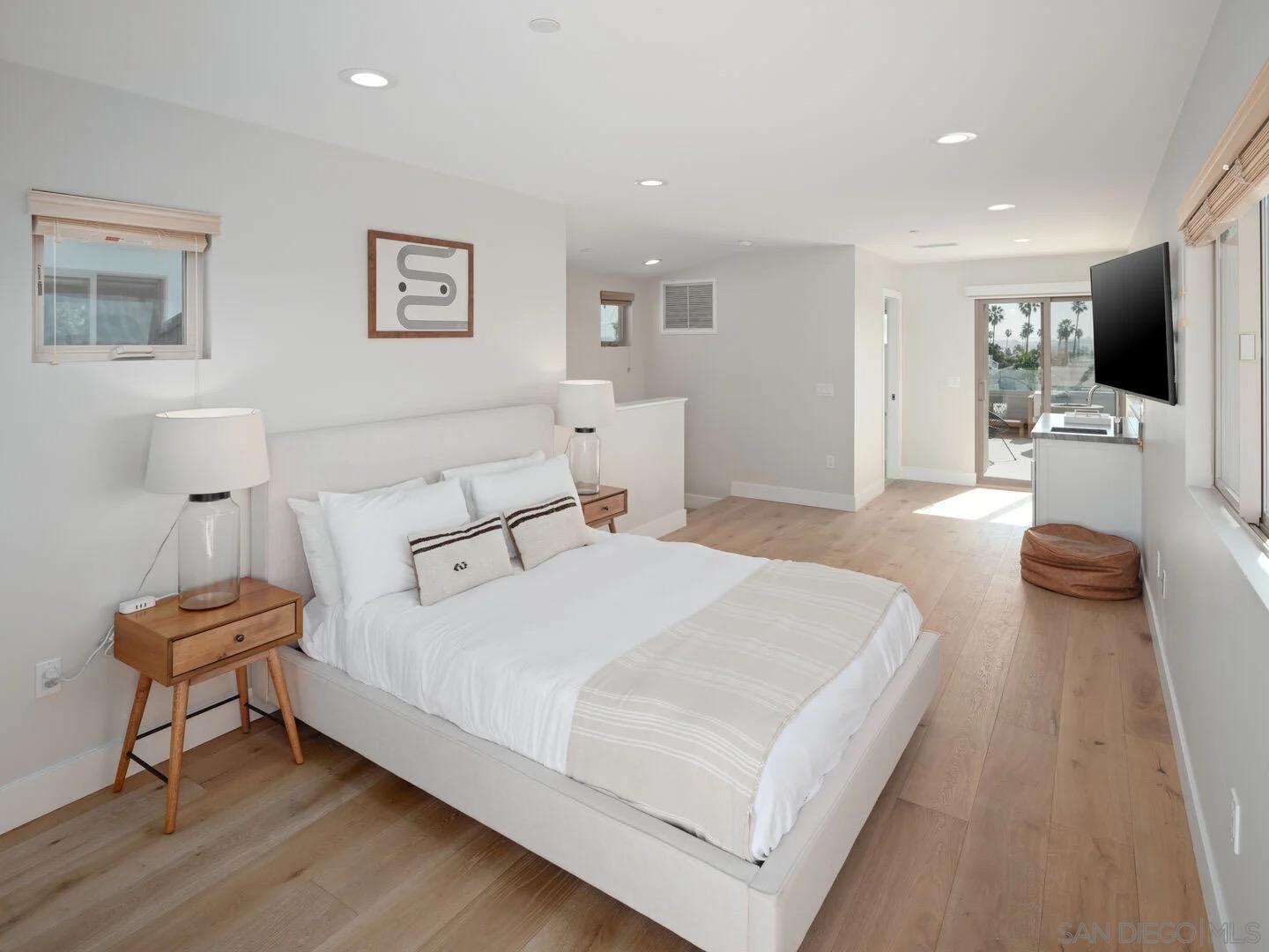 Detail Gallery Image 20 of 36 For 851-53  Sapphire, San Diego,  CA 92109 - 6 Beds | 7 Baths