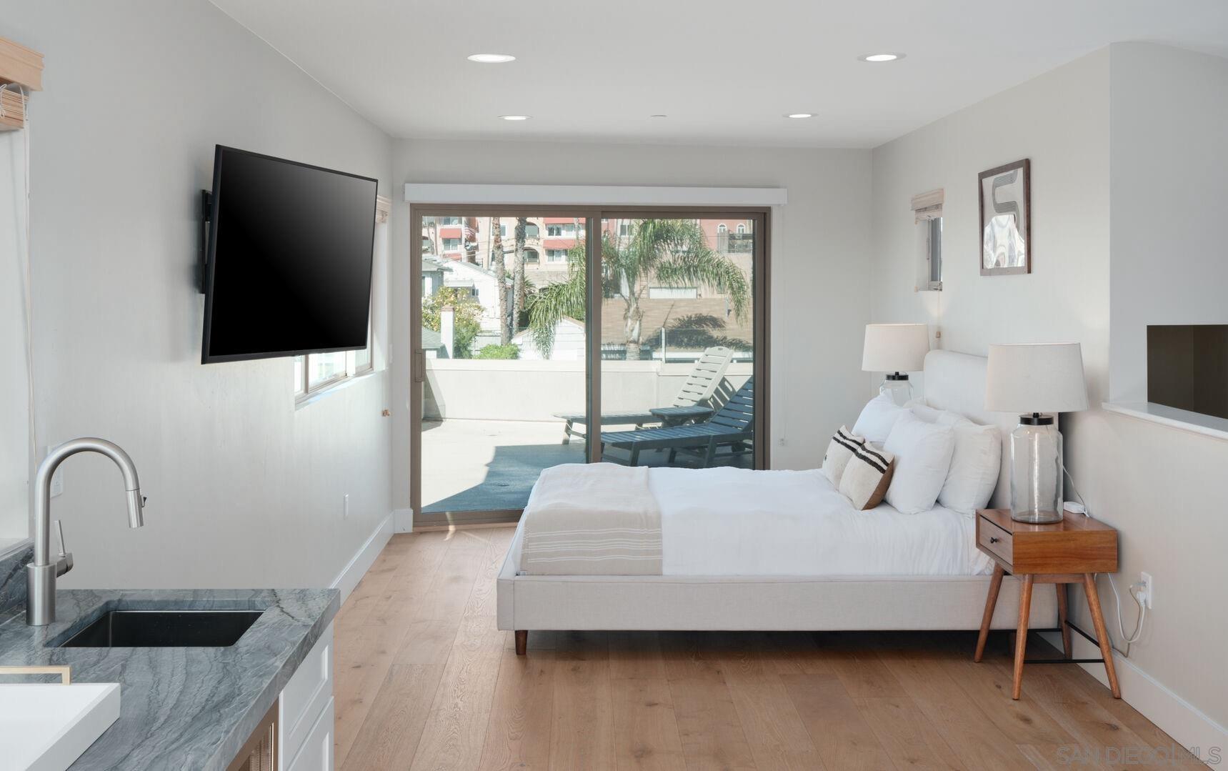 Detail Gallery Image 21 of 36 For 851-53  Sapphire, San Diego,  CA 92109 - 6 Beds | 7 Baths