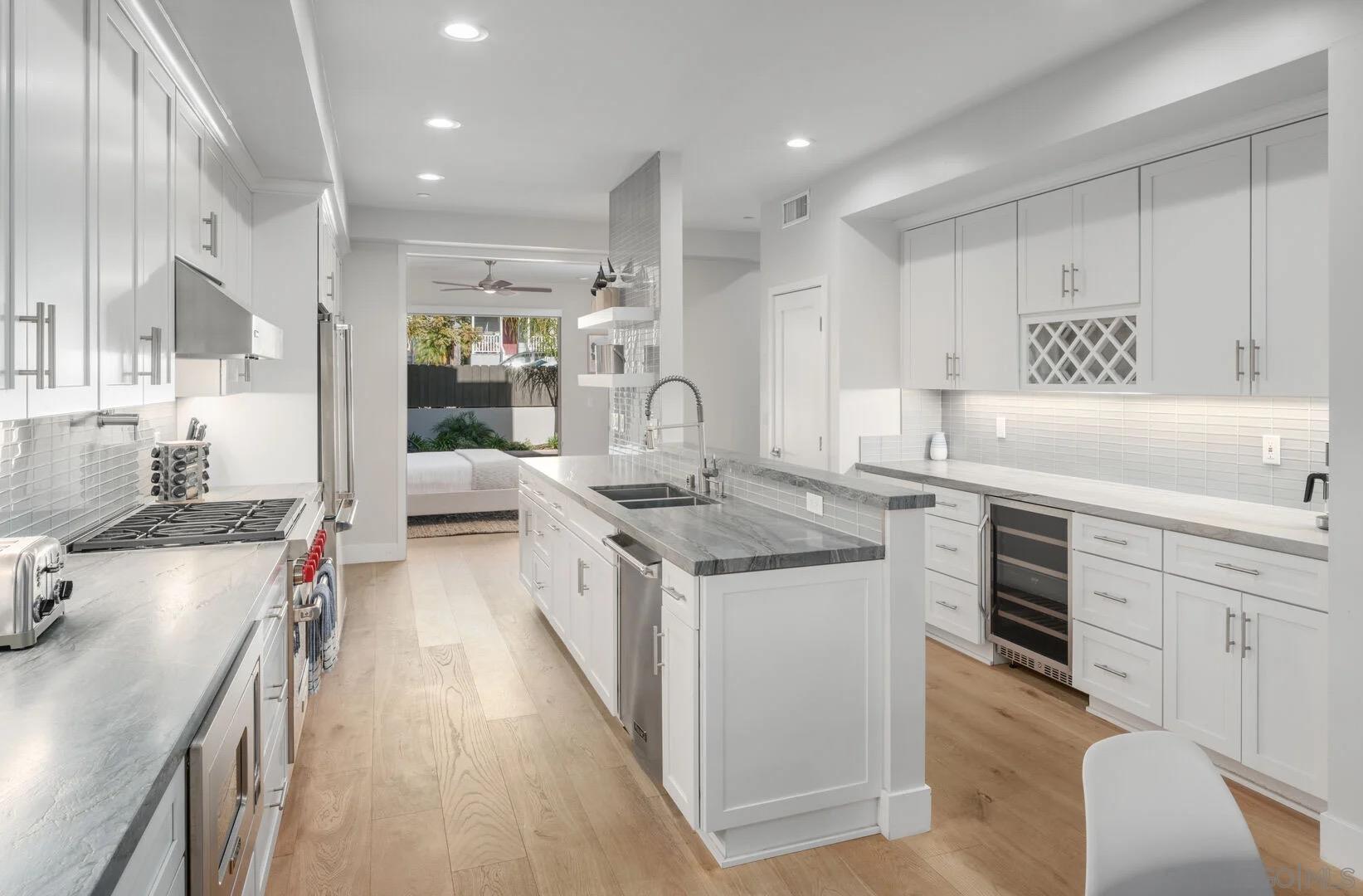 Detail Gallery Image 5 of 36 For 851-53  Sapphire, San Diego,  CA 92109 - 6 Beds | 7 Baths