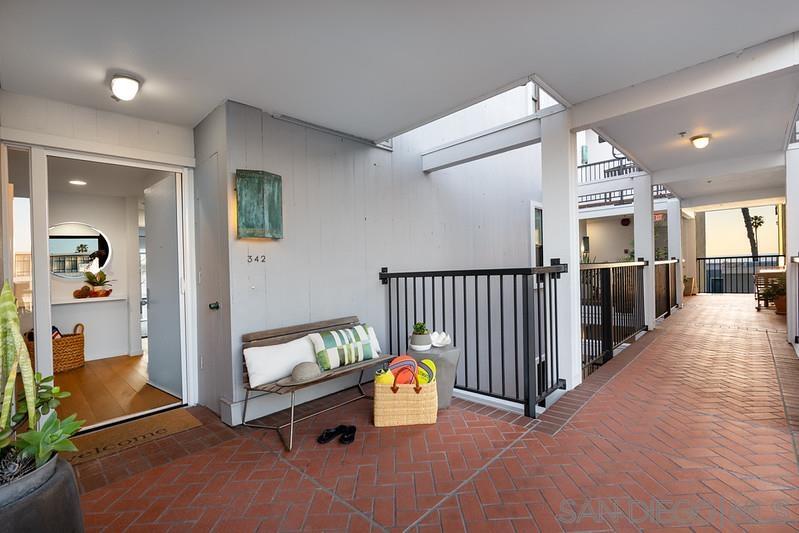 Detail Gallery Image 5 of 31 For 2130  Vallecitos  342, La Jolla,  CA 92037 - 2 Beds | 2 Baths