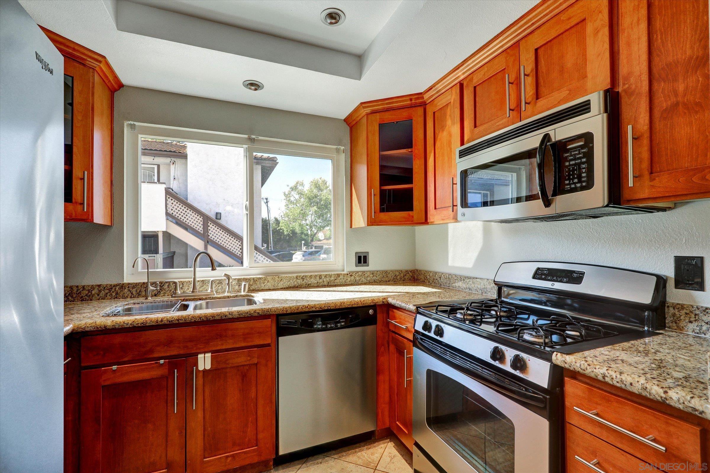 Detail Gallery Image 2 of 19 For 9837  Caspi Gardens Dr 7, Santee,  CA 92071 - 2 Beds | 1/1 Baths