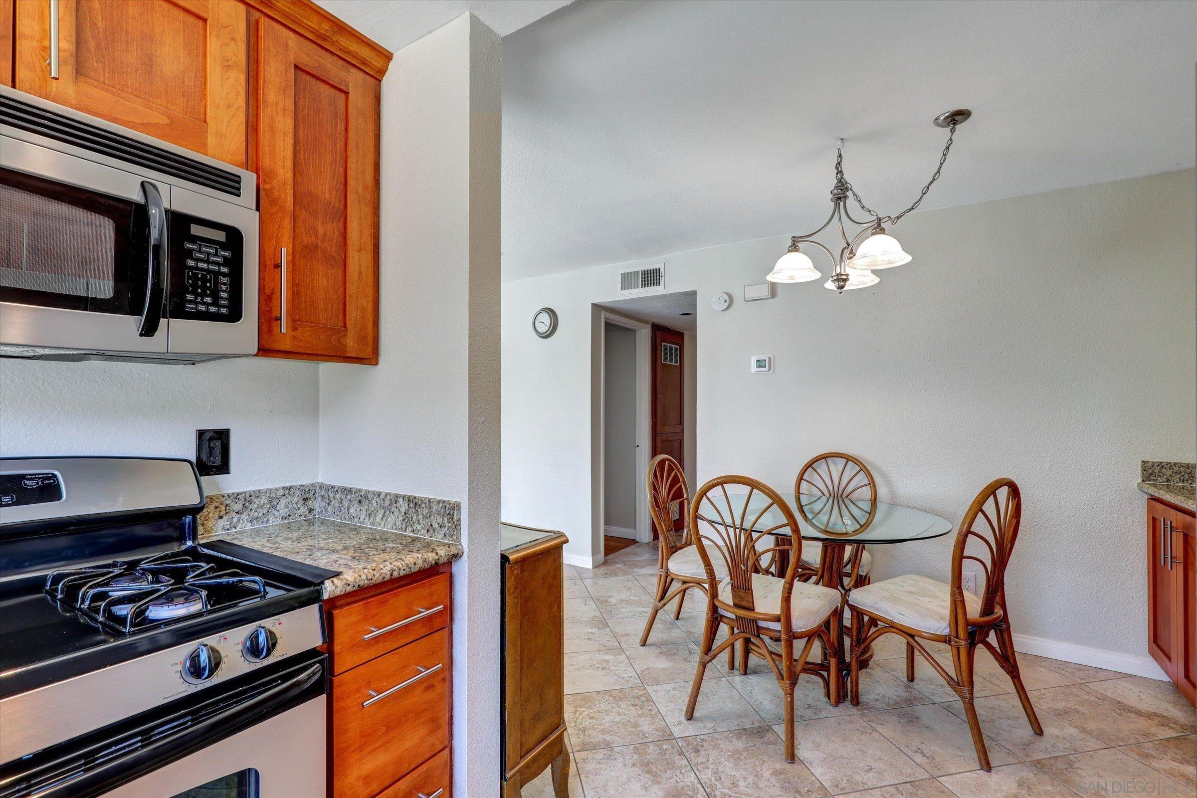 Detail Gallery Image 3 of 19 For 9837  Caspi Gardens Dr 7, Santee,  CA 92071 - 2 Beds | 1/1 Baths