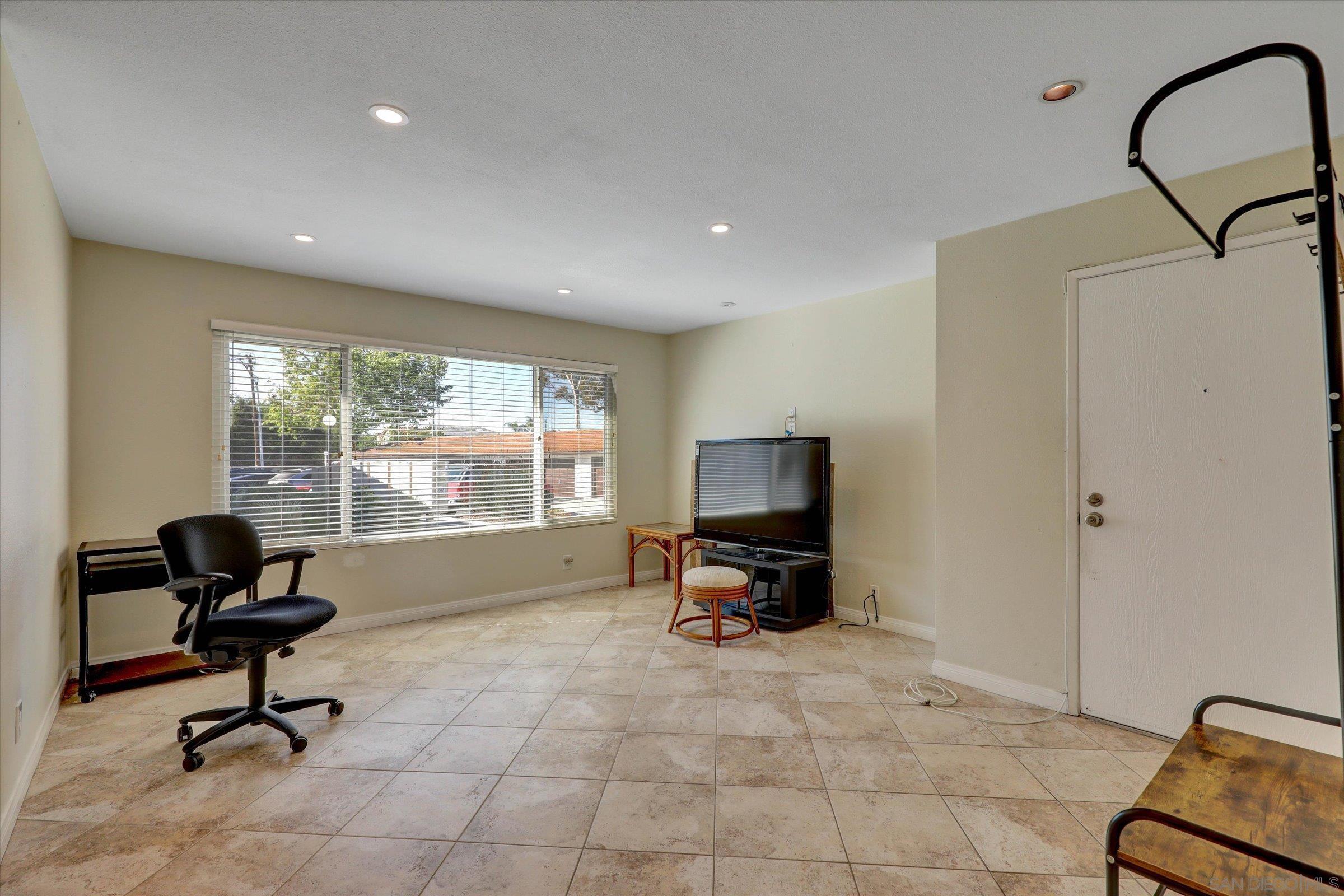 Detail Gallery Image 6 of 19 For 9837  Caspi Gardens Dr 7, Santee,  CA 92071 - 2 Beds | 1/1 Baths