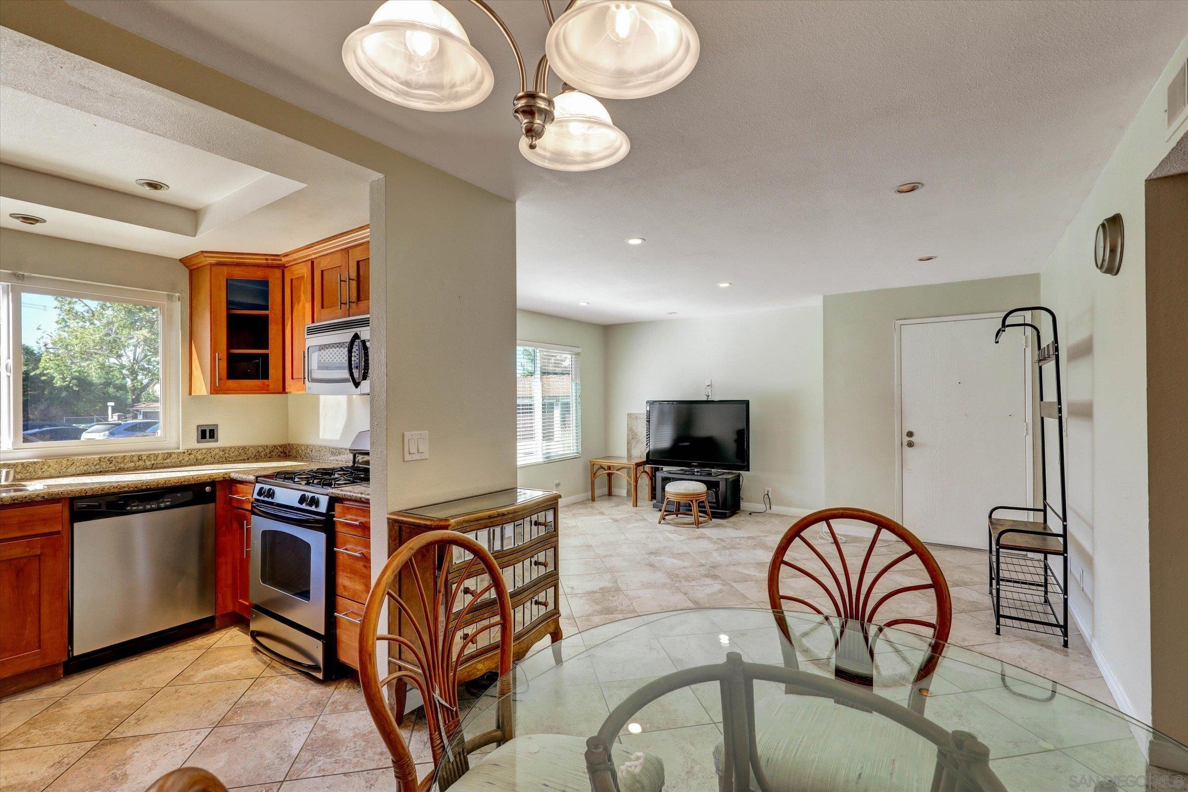 Detail Gallery Image 9 of 19 For 9837  Caspi Gardens Dr 7, Santee,  CA 92071 - 2 Beds | 1/1 Baths