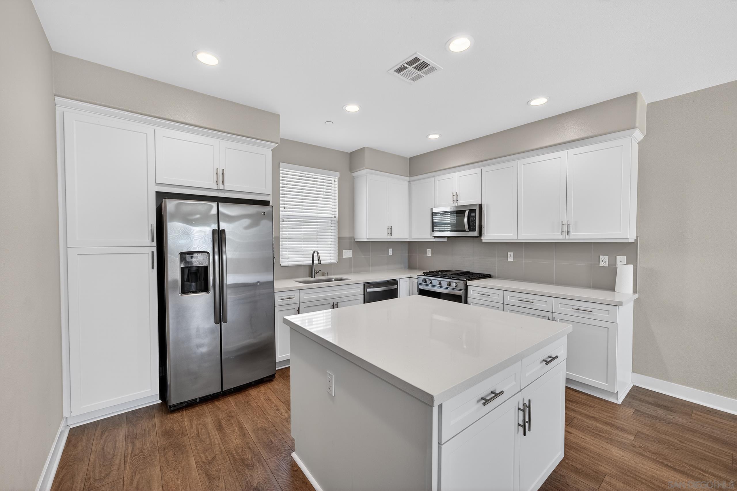 Detail Gallery Image 10 of 53 For 4321  Star Path Way 3, Oceanside,  CA 92056 - 2 Beds | 2/1 Baths