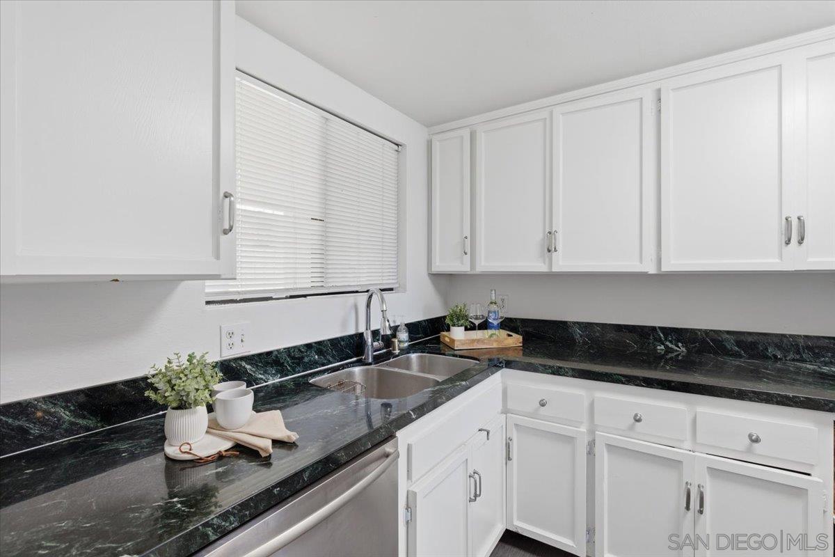 Detail Gallery Image 11 of 22 For 3770  Crown Point  #103,  San Diego,  CA 92109 - 2 Beds | 2 Baths