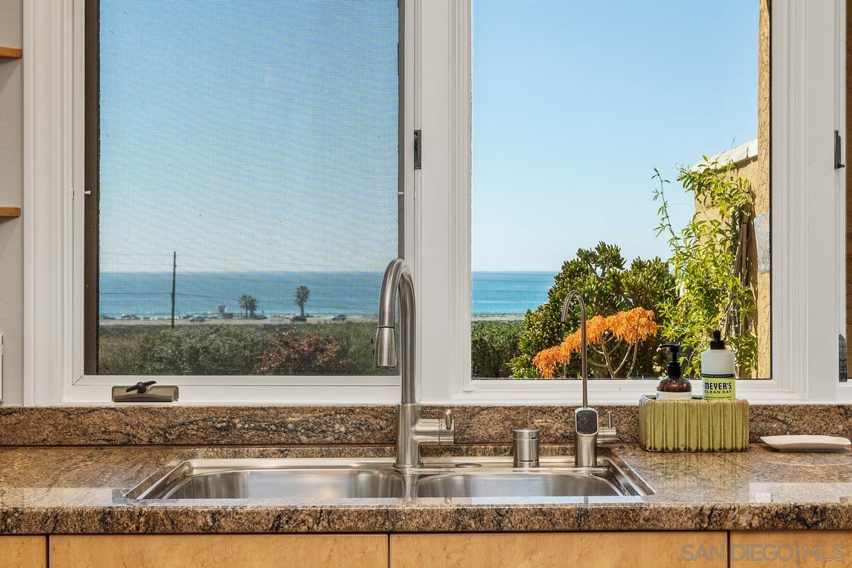 Detail Gallery Image 13 of 40 For 849  N Rios Ave, Solana Beach,  CA 92075 - 4 Beds | 2/1 Baths