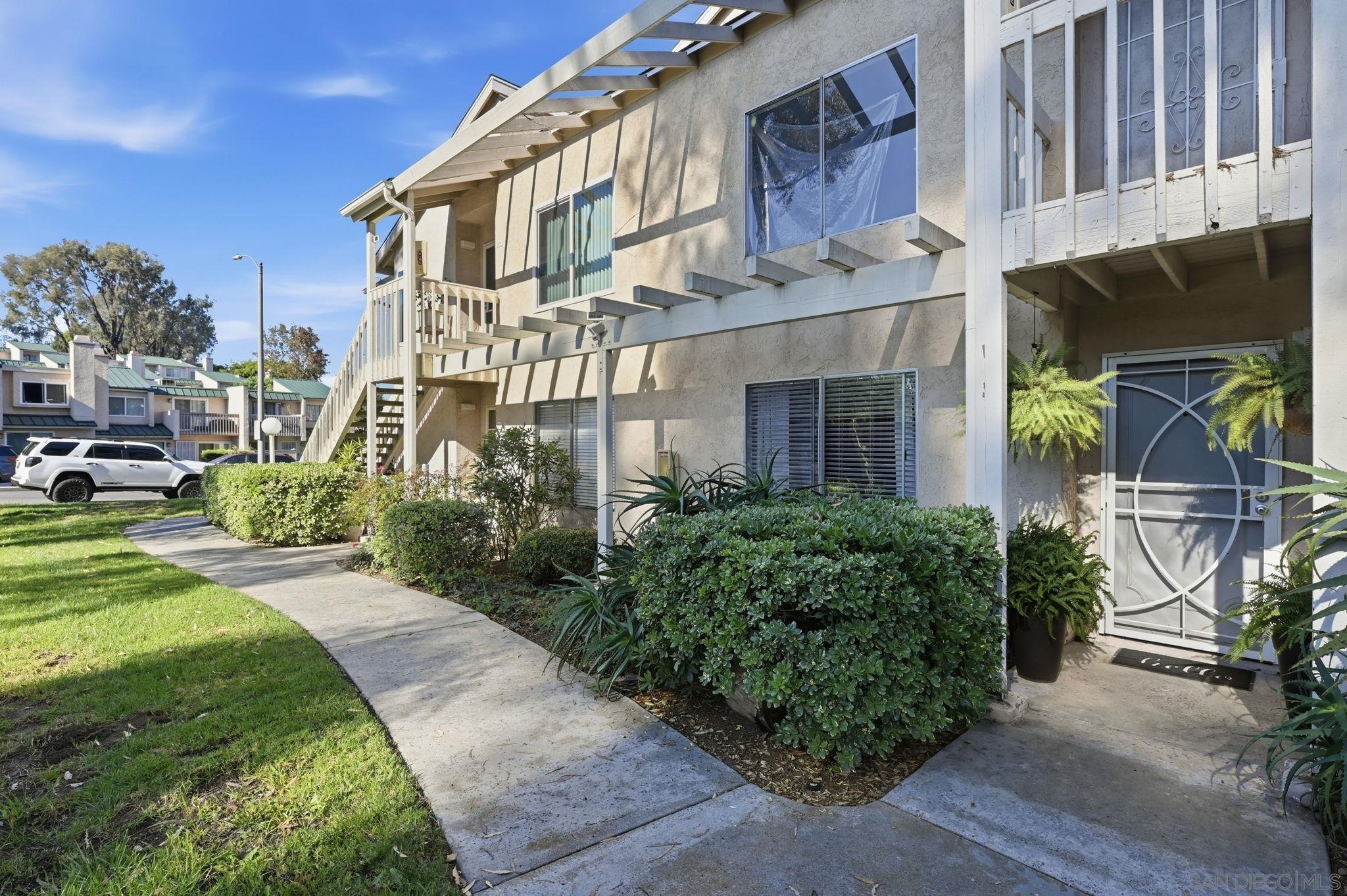 Detail Gallery Image 2 of 32 For 230  Diamond Way  #147,  Vista,  CA 92083 - 2 Beds | 2 Baths