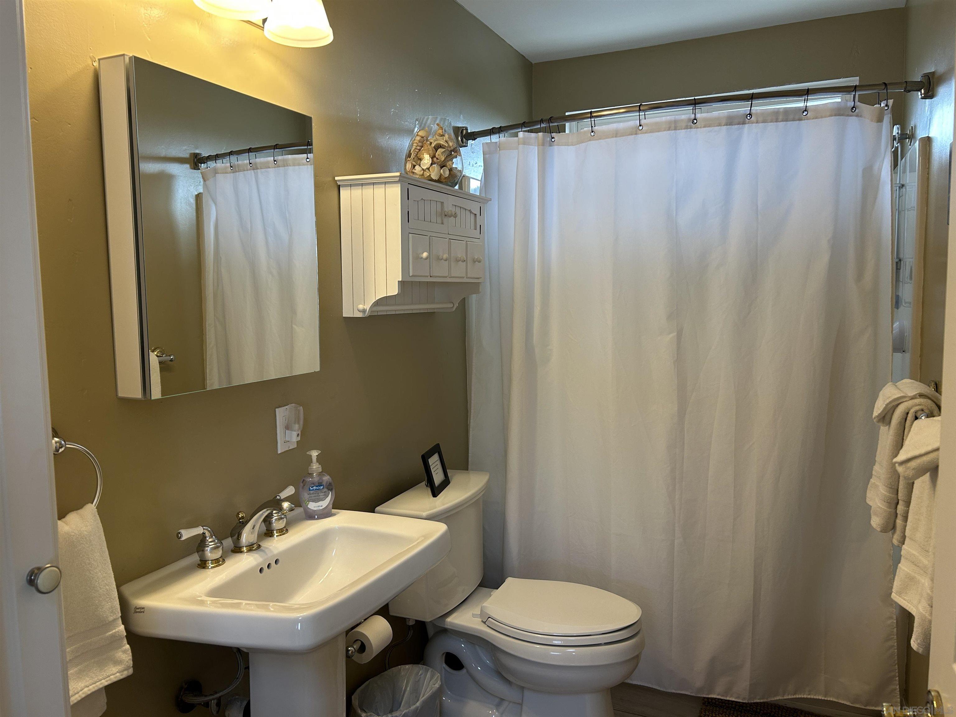 Detail Gallery Image 11 of 24 For 1566  Santa Barbara, San Diego,  CA 92107 - 4 Beds | 3 Baths