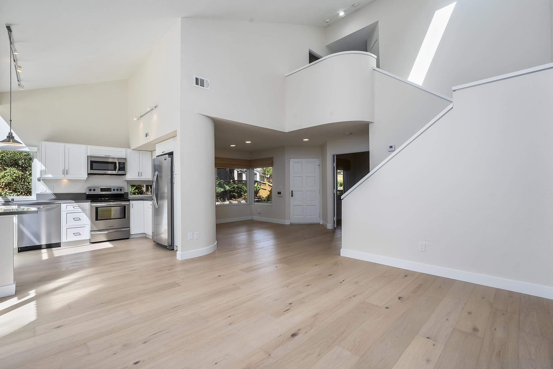 Detail Gallery Image 4 of 35 For 6370  Caminito Del Cervato, San Diego,  CA 92111 - 3 Beds | 3 Baths