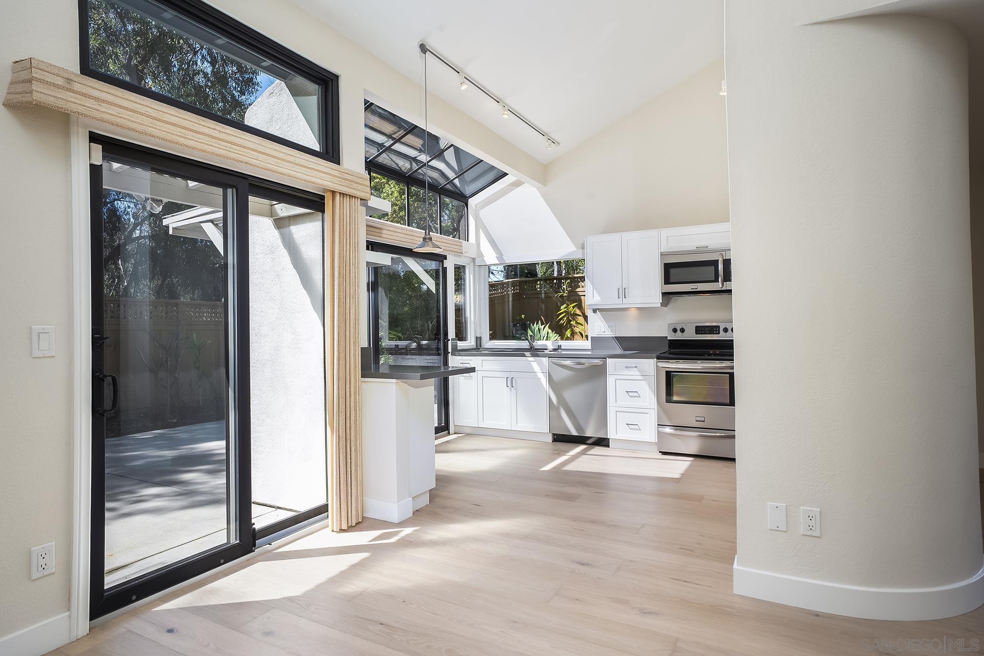 Detail Gallery Image 6 of 35 For 6370  Caminito Del Cervato, San Diego,  CA 92111 - 3 Beds | 3 Baths