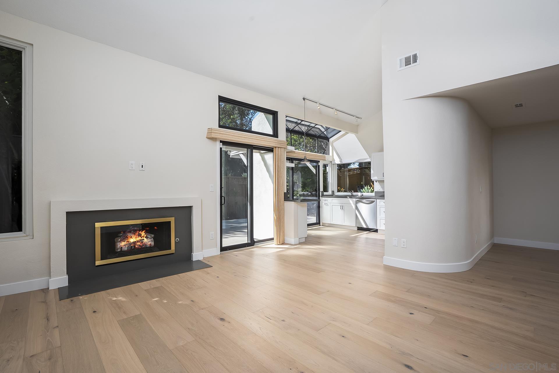 Detail Gallery Image 7 of 35 For 6370  Caminito Del Cervato, San Diego,  CA 92111 - 3 Beds | 3 Baths