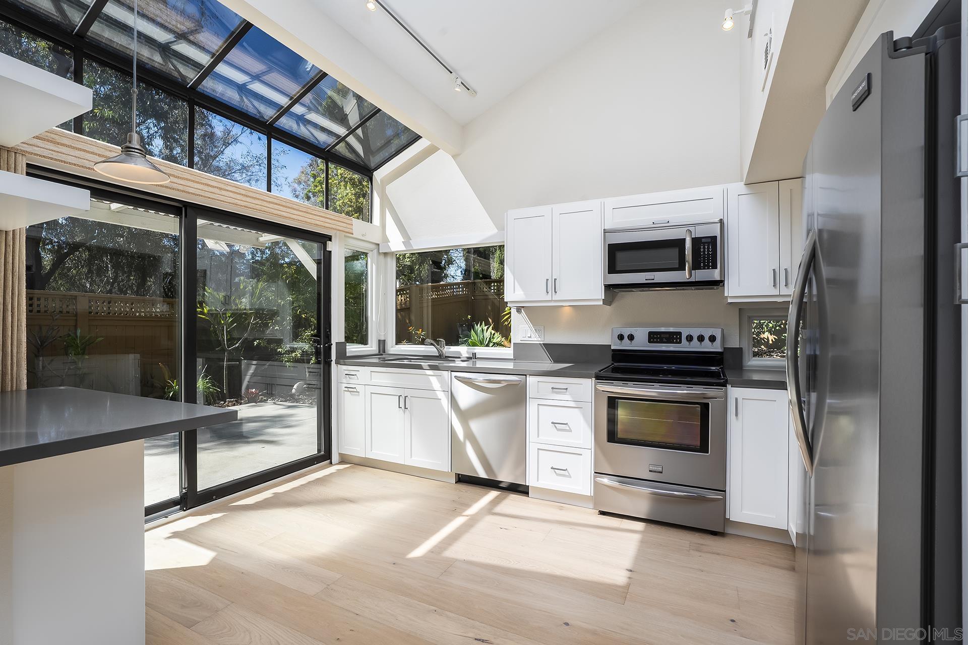 Detail Gallery Image 8 of 35 For 6370  Caminito Del Cervato, San Diego,  CA 92111 - 3 Beds | 3 Baths