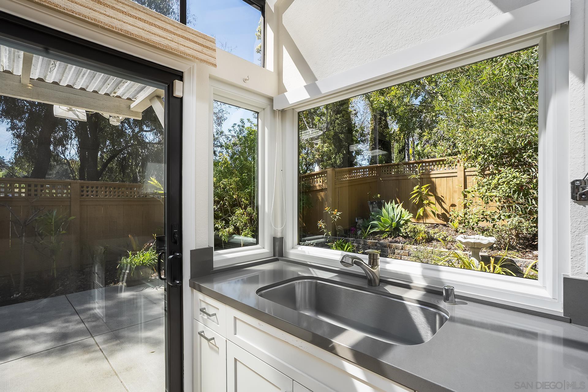 Detail Gallery Image 9 of 35 For 6370  Caminito Del Cervato, San Diego,  CA 92111 - 3 Beds | 3 Baths