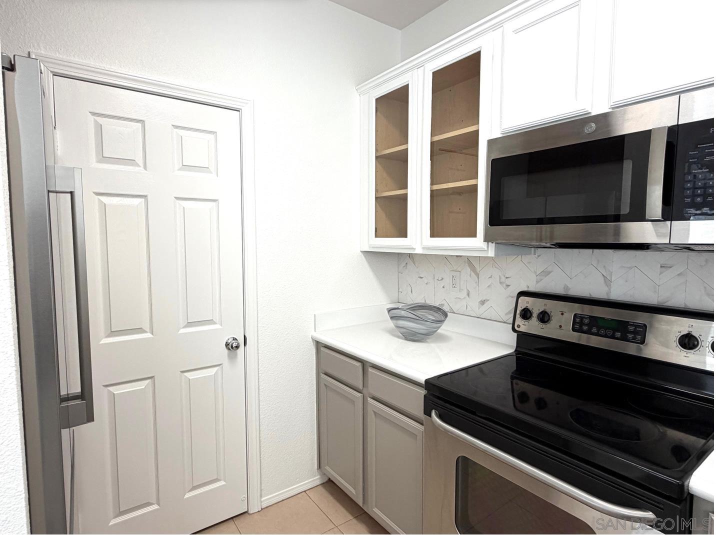 Detail Gallery Image 4 of 15 For 3820  Elijah Court 234, San Diego,  CA 92130 - 2 Beds | 2 Baths