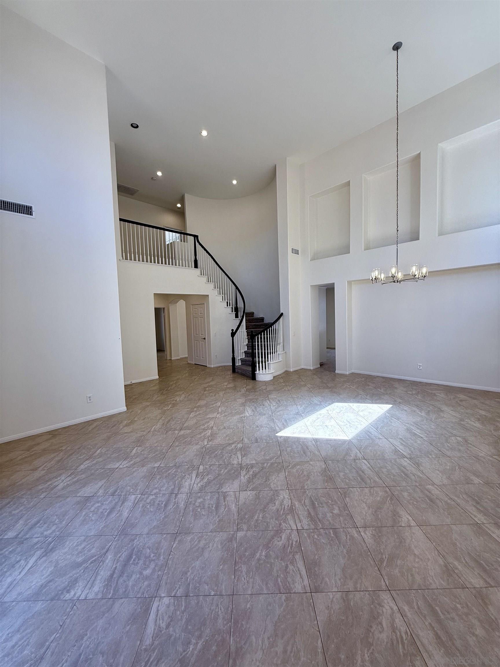 Detail Gallery Image 13 of 18 For 1892  Meeks Bay, Chula Vista,  CA 91913 - 5 Beds | 3 Baths