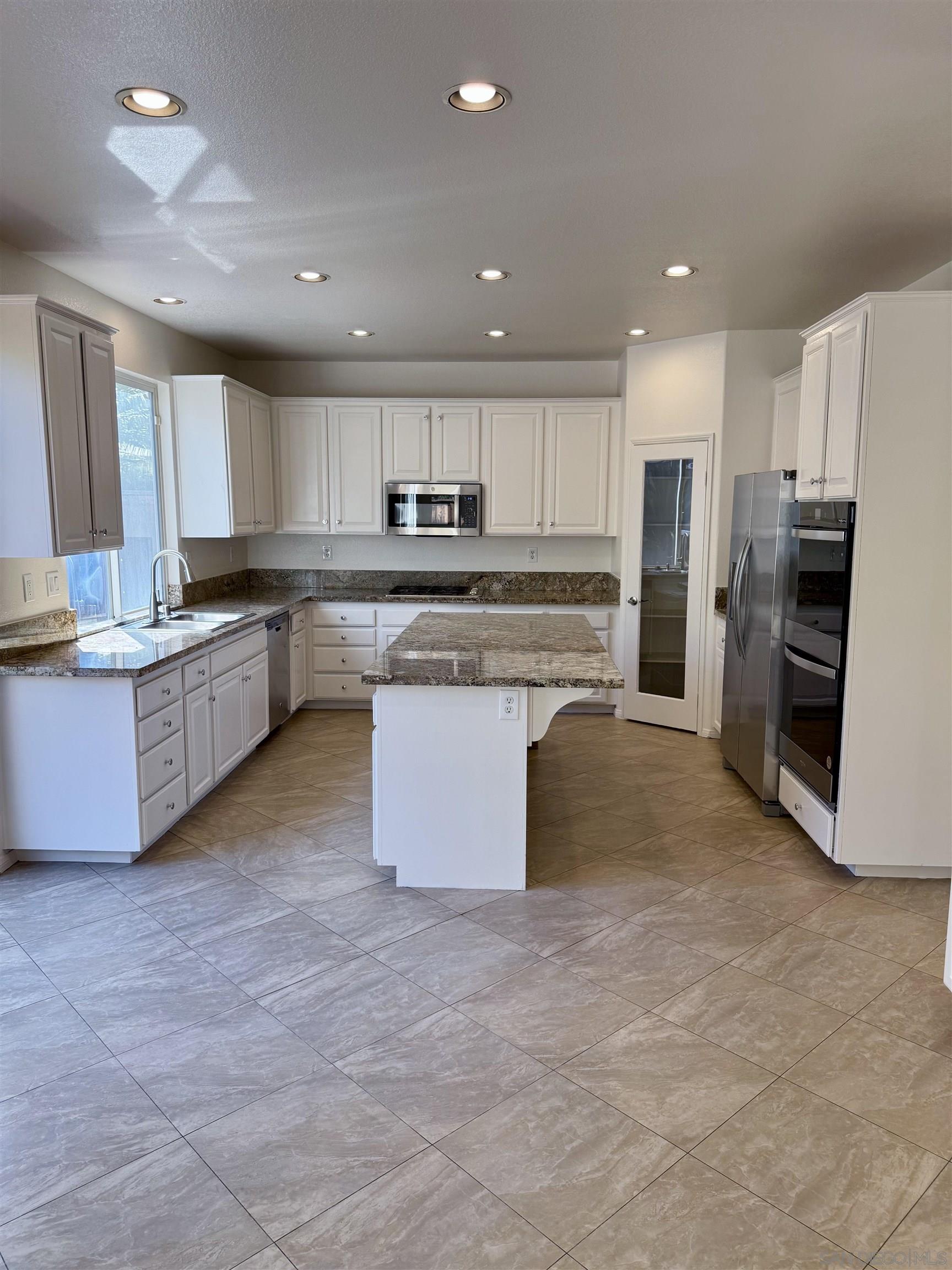 Detail Gallery Image 18 of 18 For 1892  Meeks Bay, Chula Vista,  CA 91913 - 5 Beds | 3 Baths