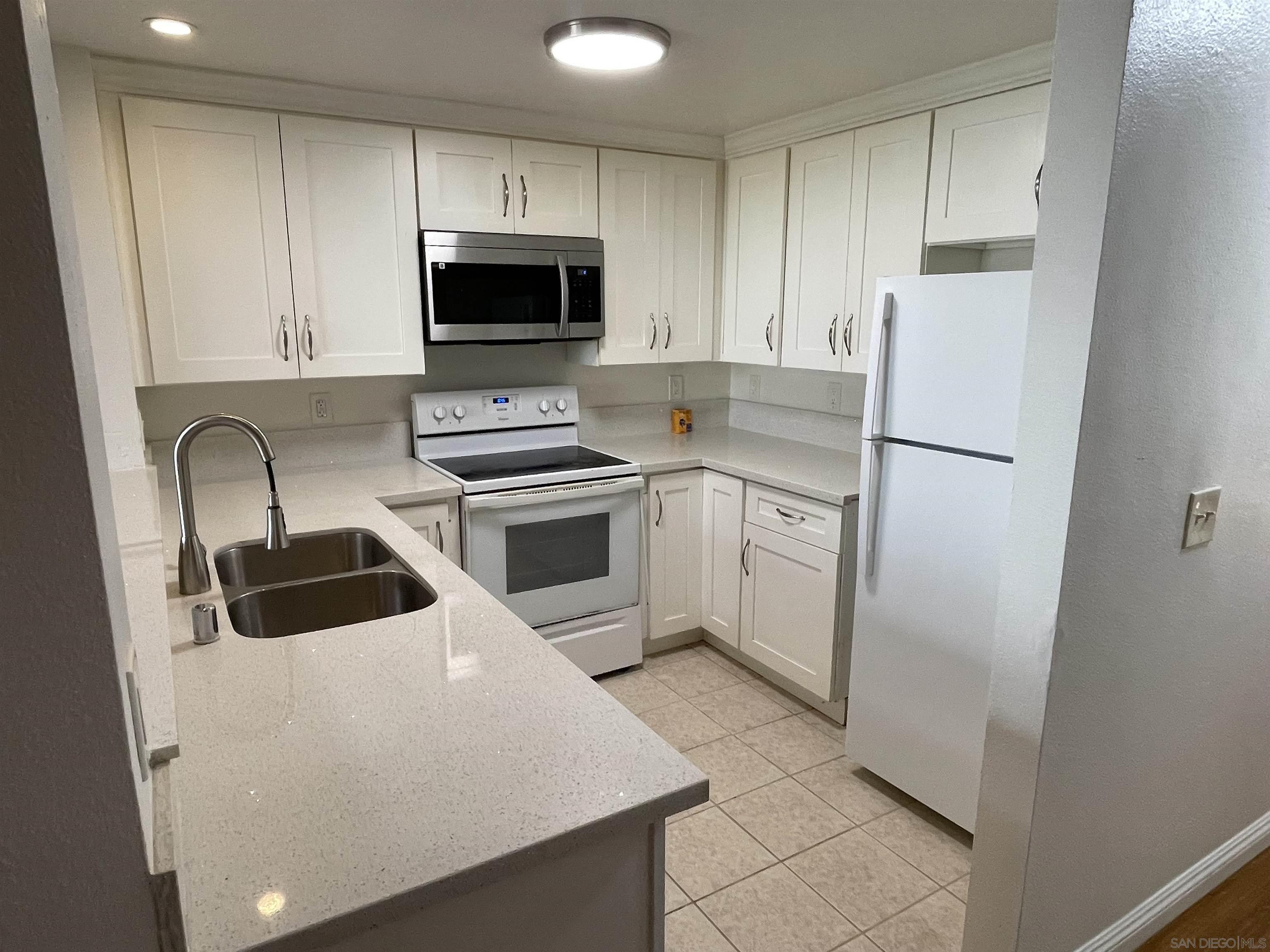 Detail Gallery Image 3 of 11 For 4013  Oakcrest  #3,  San Diego,  CA 92105 - 2 Beds | 2 Baths