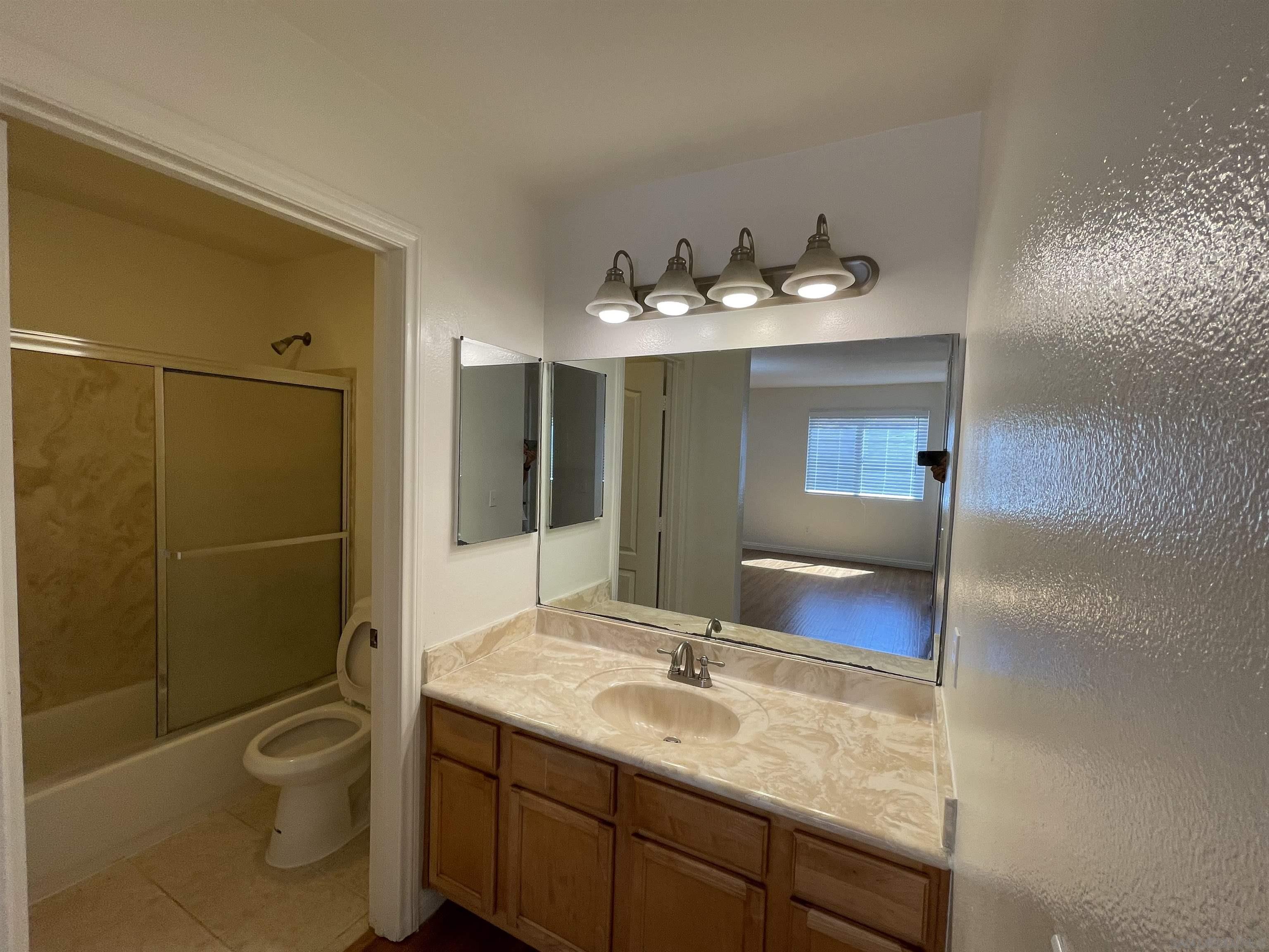 Detail Gallery Image 4 of 11 For 4013  Oakcrest  #3,  San Diego,  CA 92105 - 2 Beds | 2 Baths