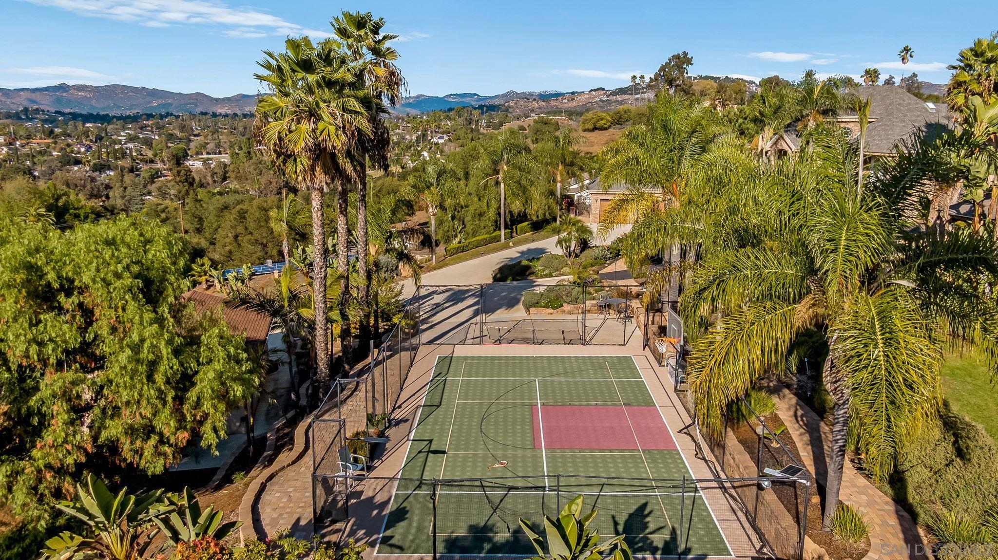 Detail Gallery Image 10 of 69 For 2270  Summit Drive, Escondido,  CA 92025 - 6 Beds | 3/1 Baths