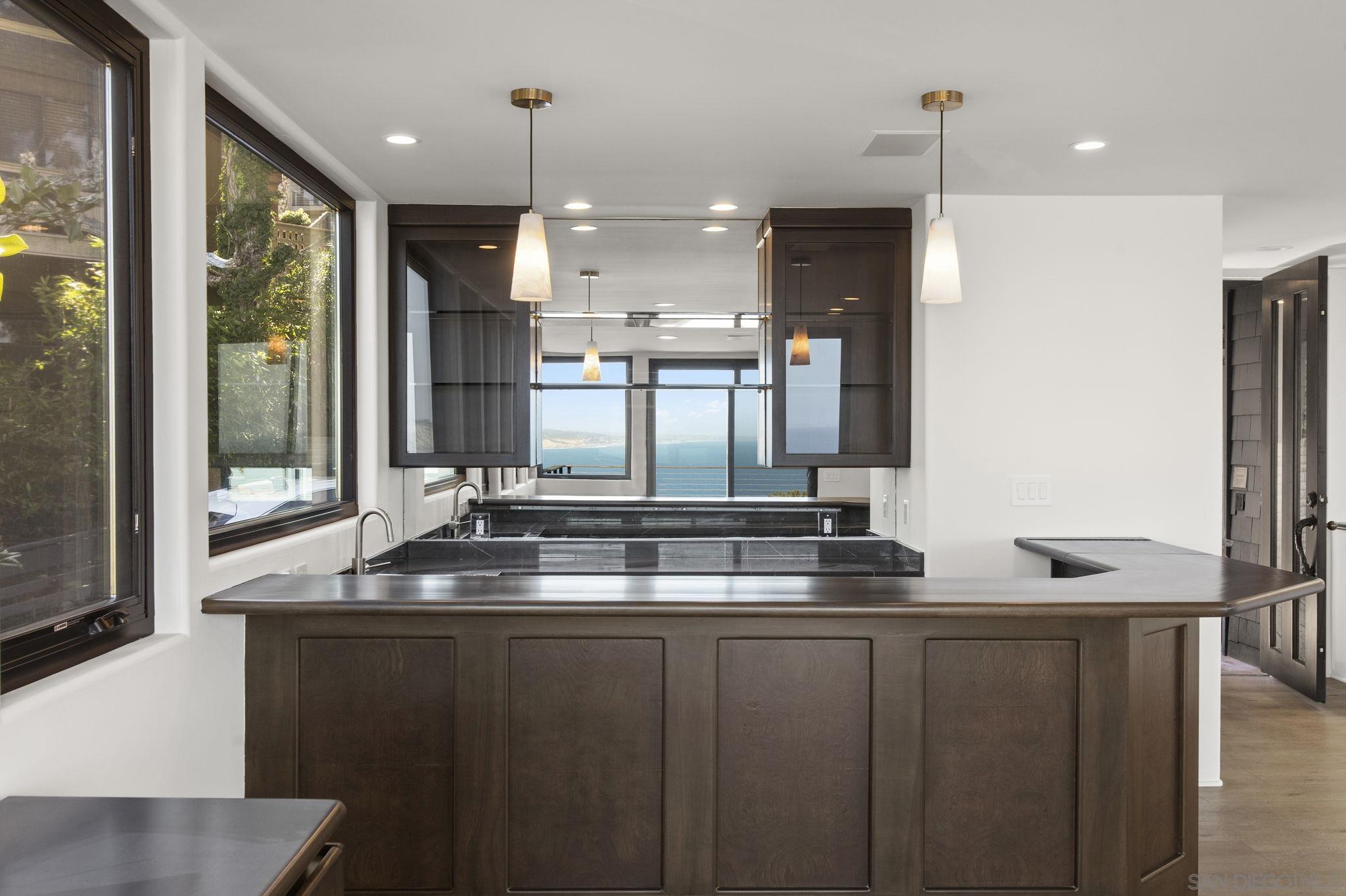 Detail Gallery Image 12 of 30 For 1846  Castellana Rd, La Jolla,  CA 92037 - 4 Beds | 4 Baths