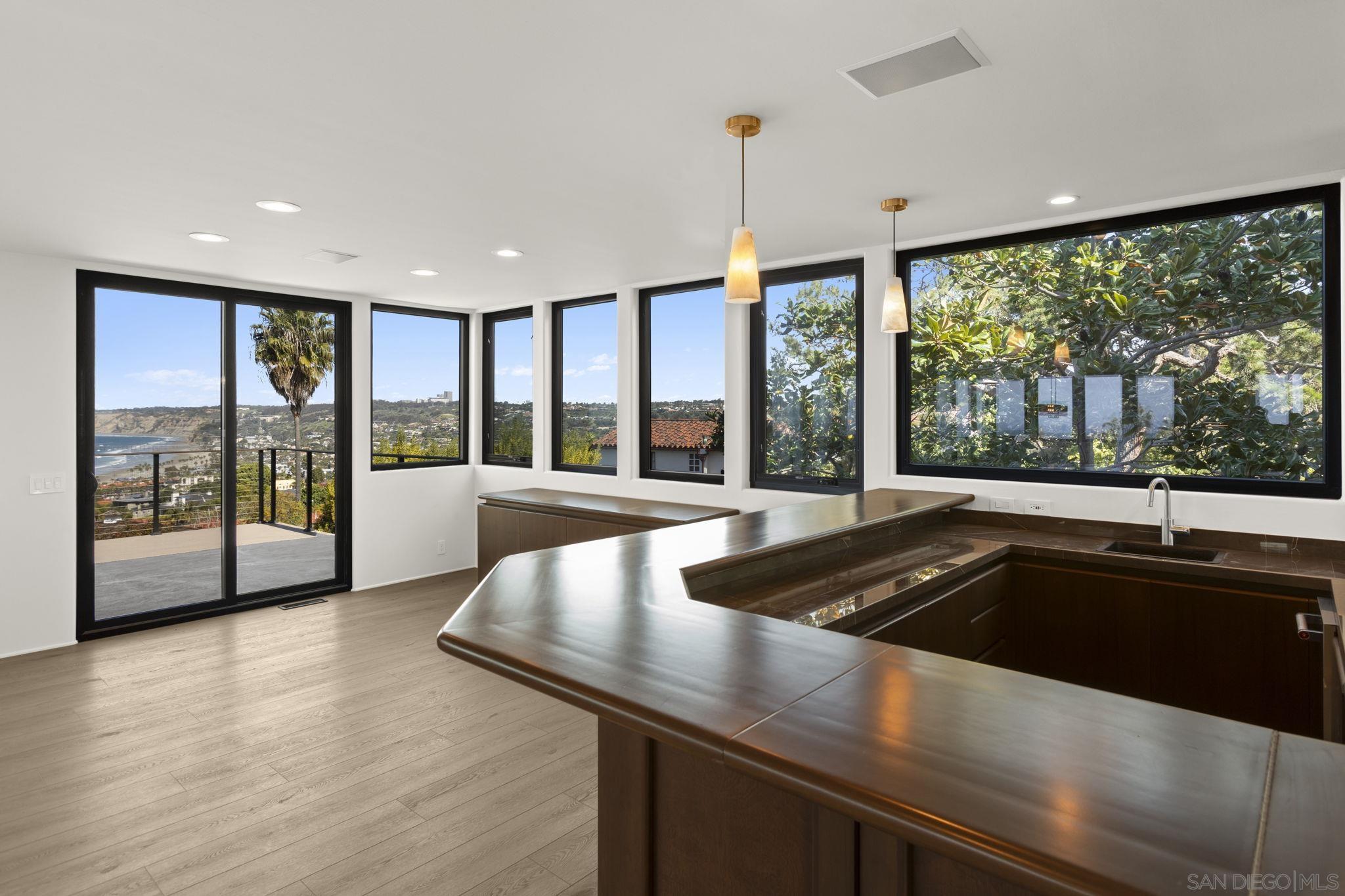 Detail Gallery Image 13 of 30 For 1846  Castellana Rd, La Jolla,  CA 92037 - 4 Beds | 4 Baths