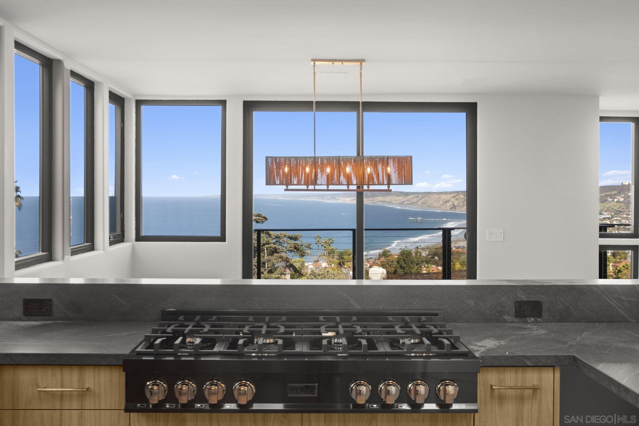 Detail Gallery Image 8 of 30 For 1846  Castellana Rd, La Jolla,  CA 92037 - 4 Beds | 4 Baths