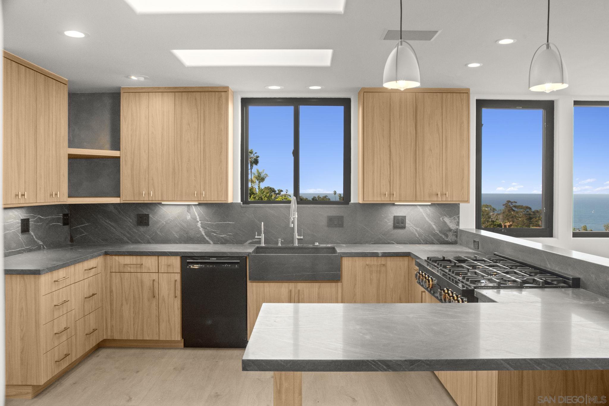 Detail Gallery Image 9 of 30 For 1846  Castellana Rd, La Jolla,  CA 92037 - 4 Beds | 4 Baths