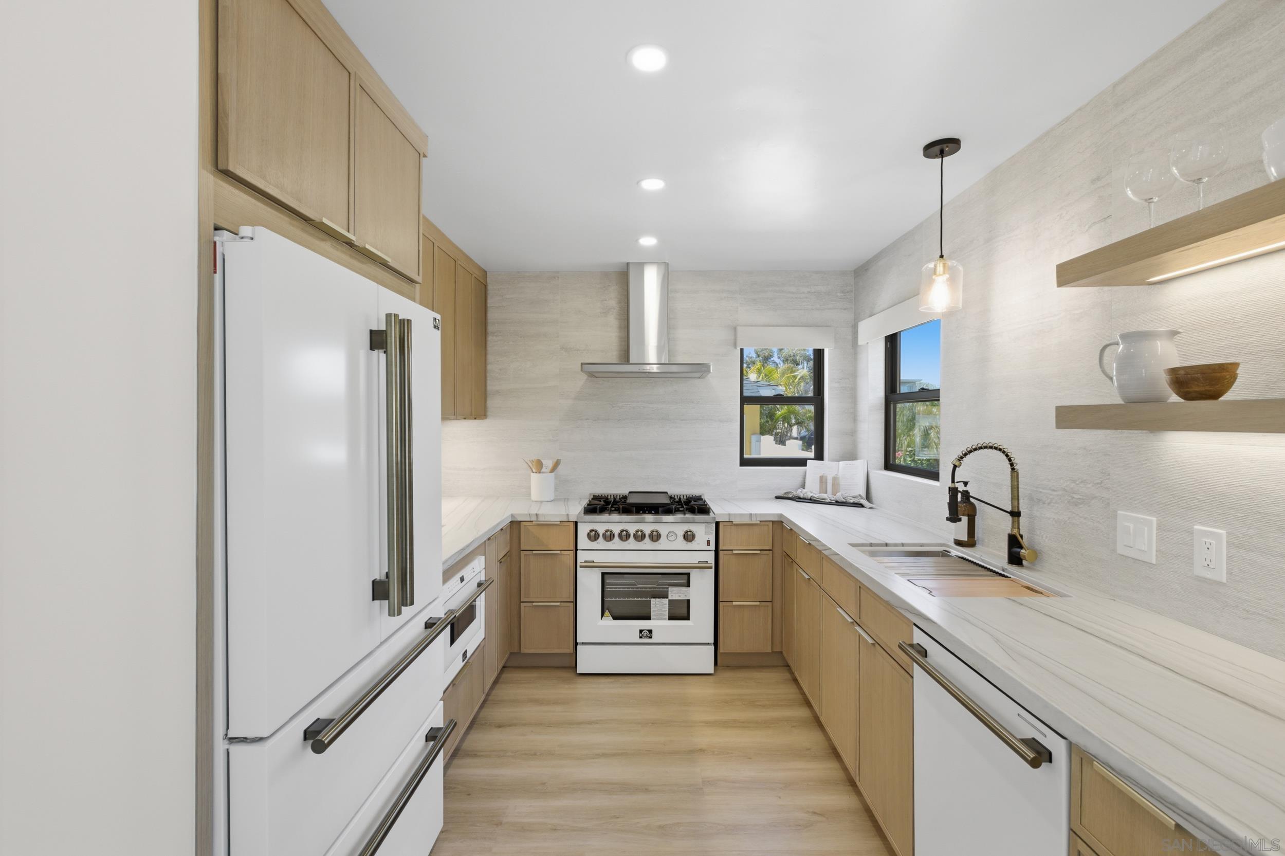 Detail Gallery Image 5 of 51 For 811-13  Balboa Ct, San Diego,  CA 92109 - – Beds | – Baths