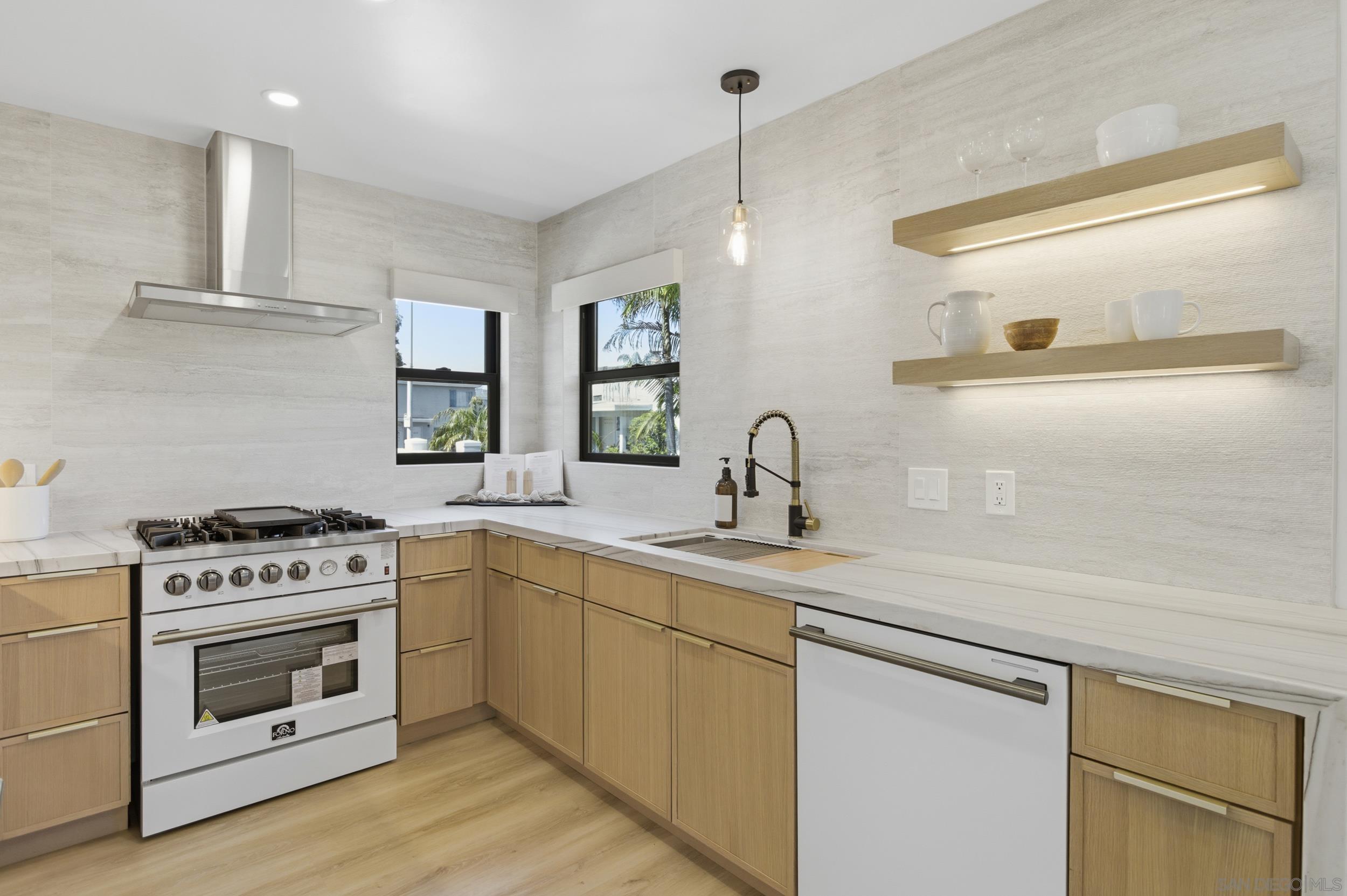 Detail Gallery Image 6 of 51 For 811-13  Balboa Ct, San Diego,  CA 92109 - – Beds | – Baths