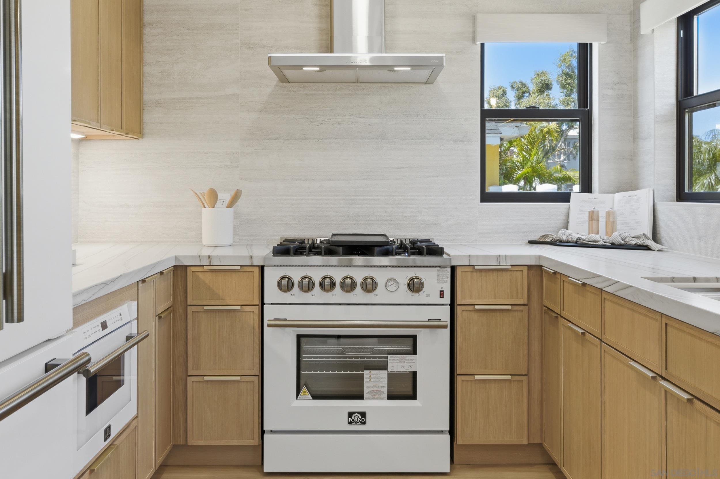 Detail Gallery Image 8 of 51 For 811-13  Balboa Ct, San Diego,  CA 92109 - – Beds | – Baths