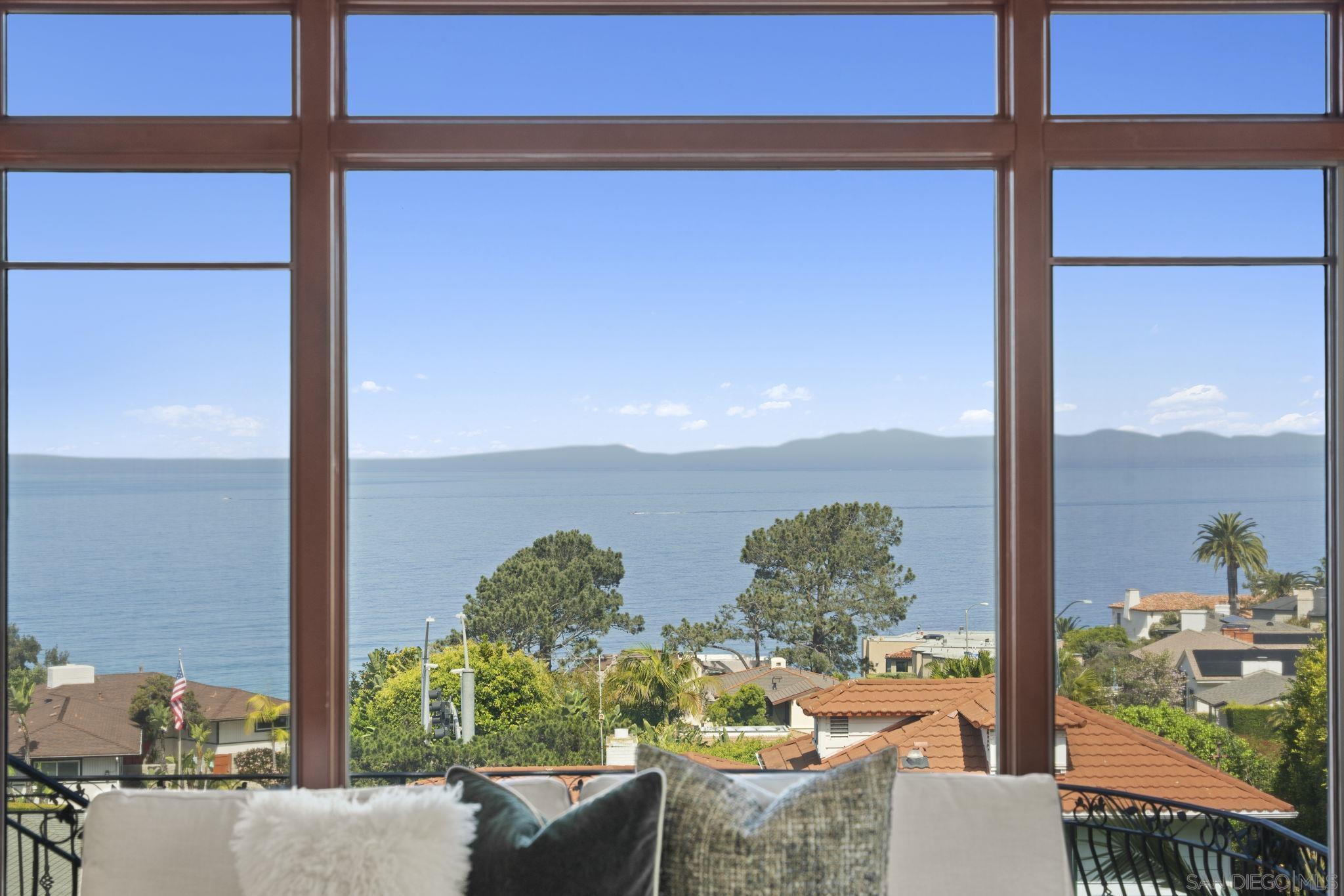 Detail Gallery Image 2 of 33 For 1745  Amalfi St, La Jolla,  CA 92037 - 4 Beds | 4/1 Baths