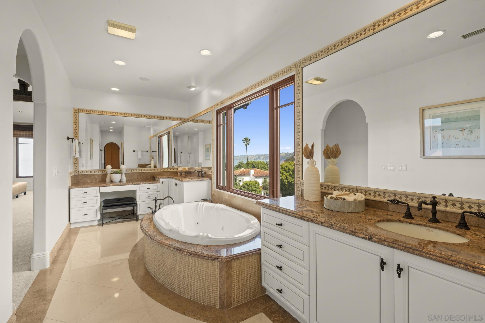 Detail Gallery Image 15 of 33 For 1745  Amalfi St, La Jolla,  CA 92037 - 4 Beds | 4/1 Baths