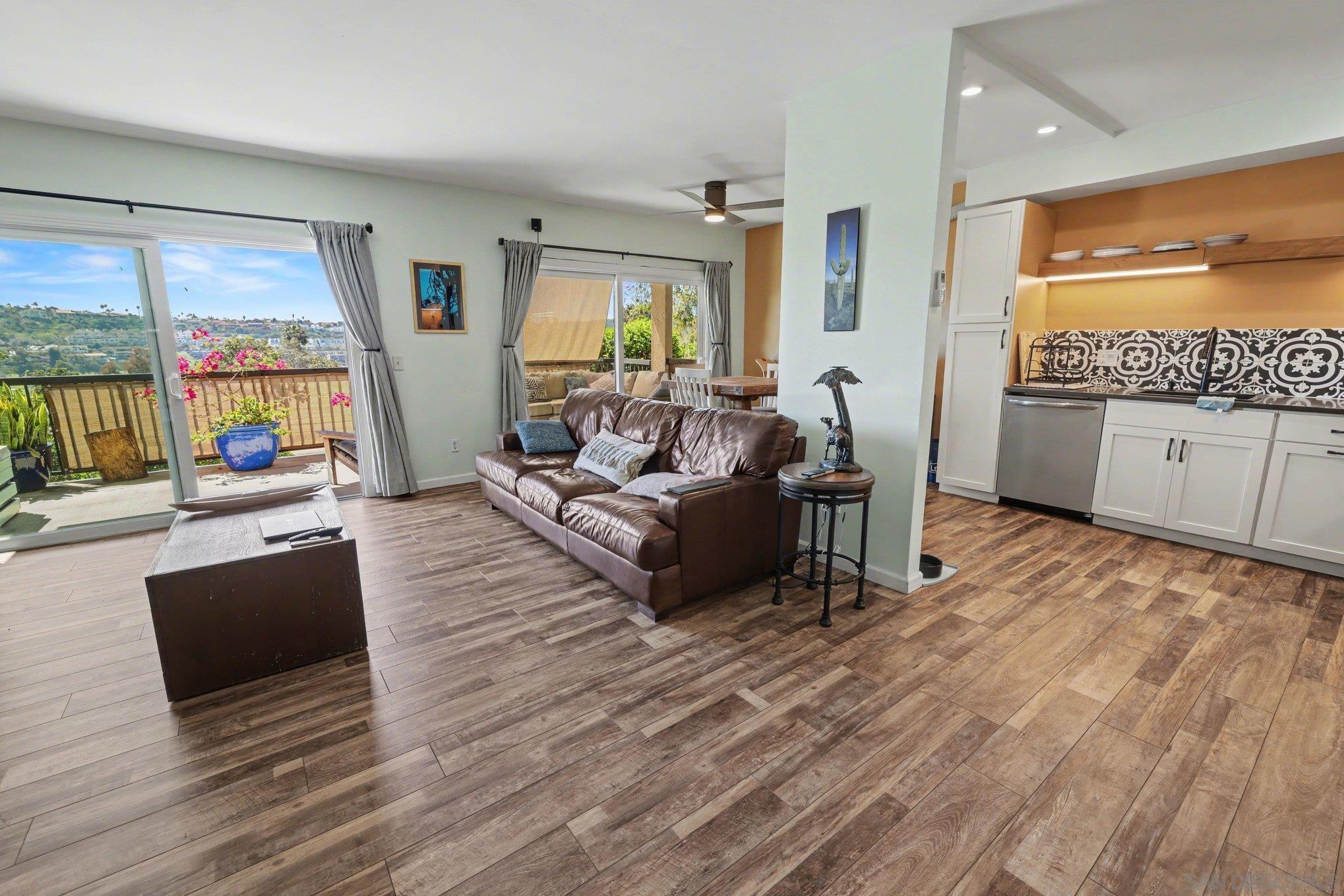 Detail Gallery Image 3 of 21 For 2345  Altisma  a,  Carlsbad,  CA 92009 - 2 Beds | 2/1 Baths