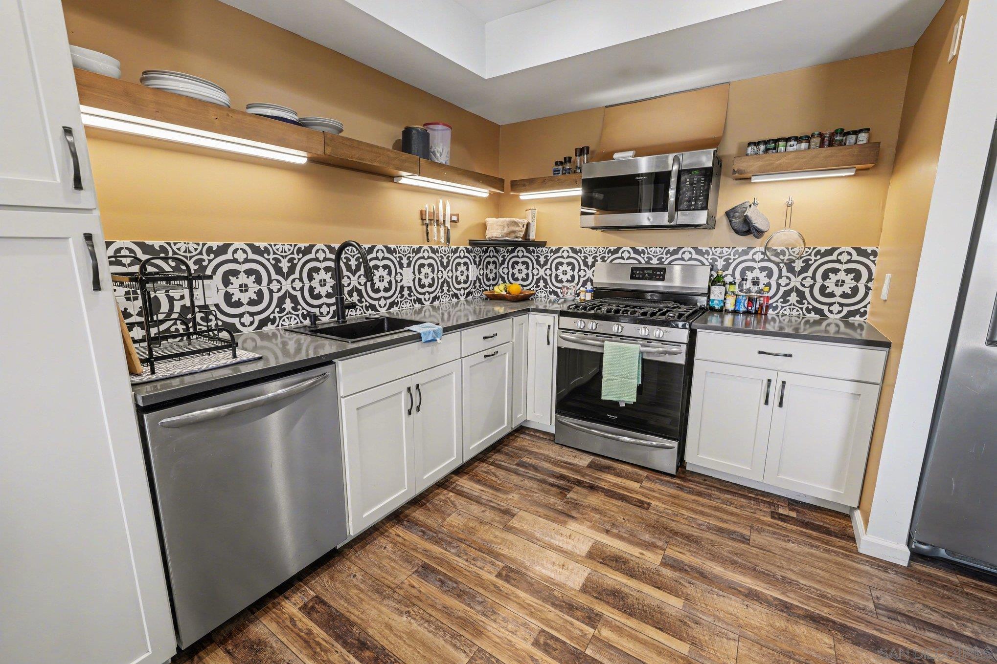 Detail Gallery Image 8 of 21 For 2345  Altisma  a,  Carlsbad,  CA 92009 - 2 Beds | 2/1 Baths