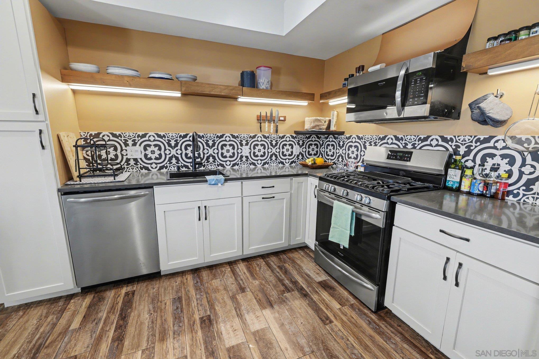 Detail Gallery Image 9 of 21 For 2345  Altisma  a,  Carlsbad,  CA 92009 - 2 Beds | 2/1 Baths