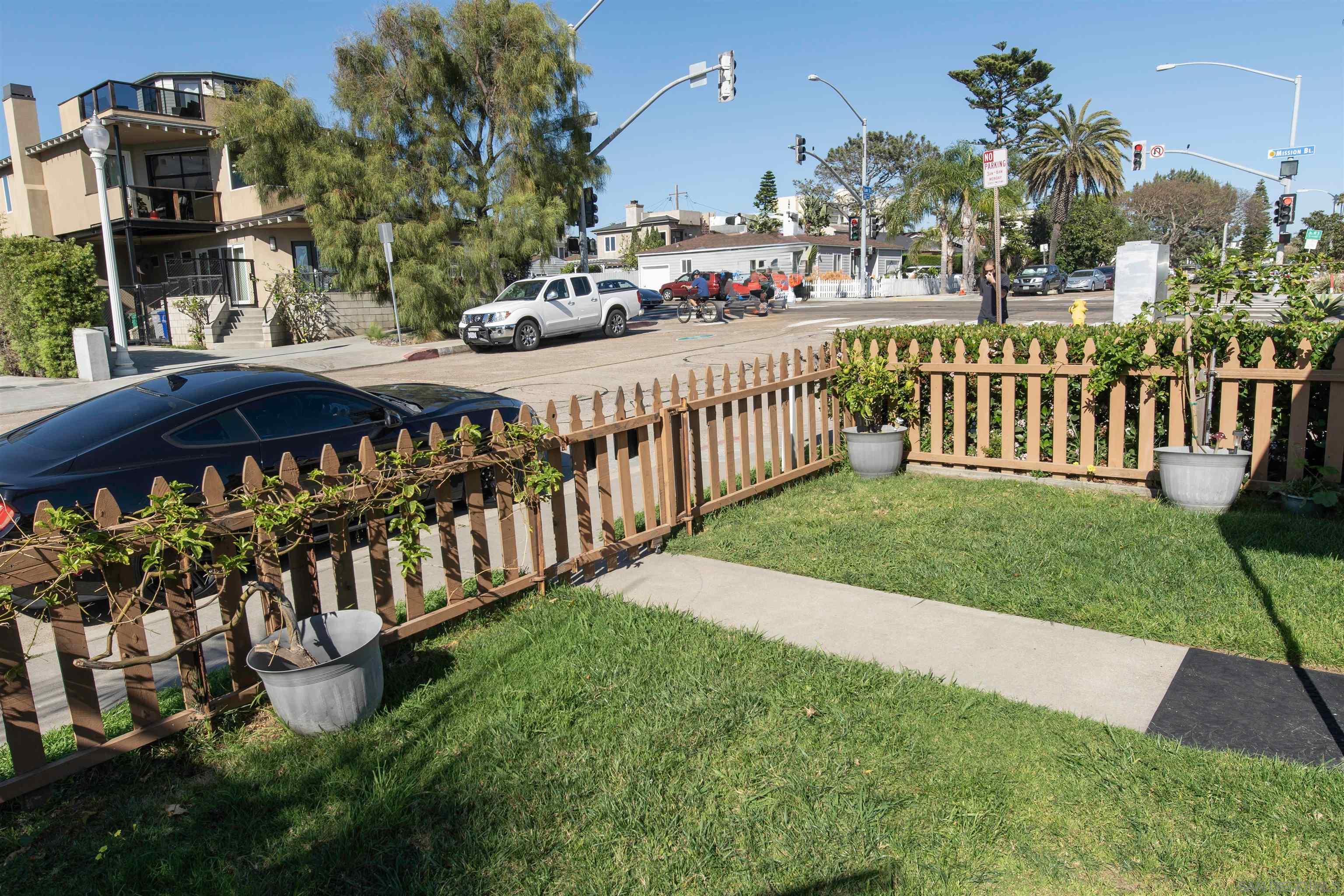 Detail Gallery Image 8 of 27 For 721-23  Law St, San Diego,  CA 92109 - – Beds | – Baths