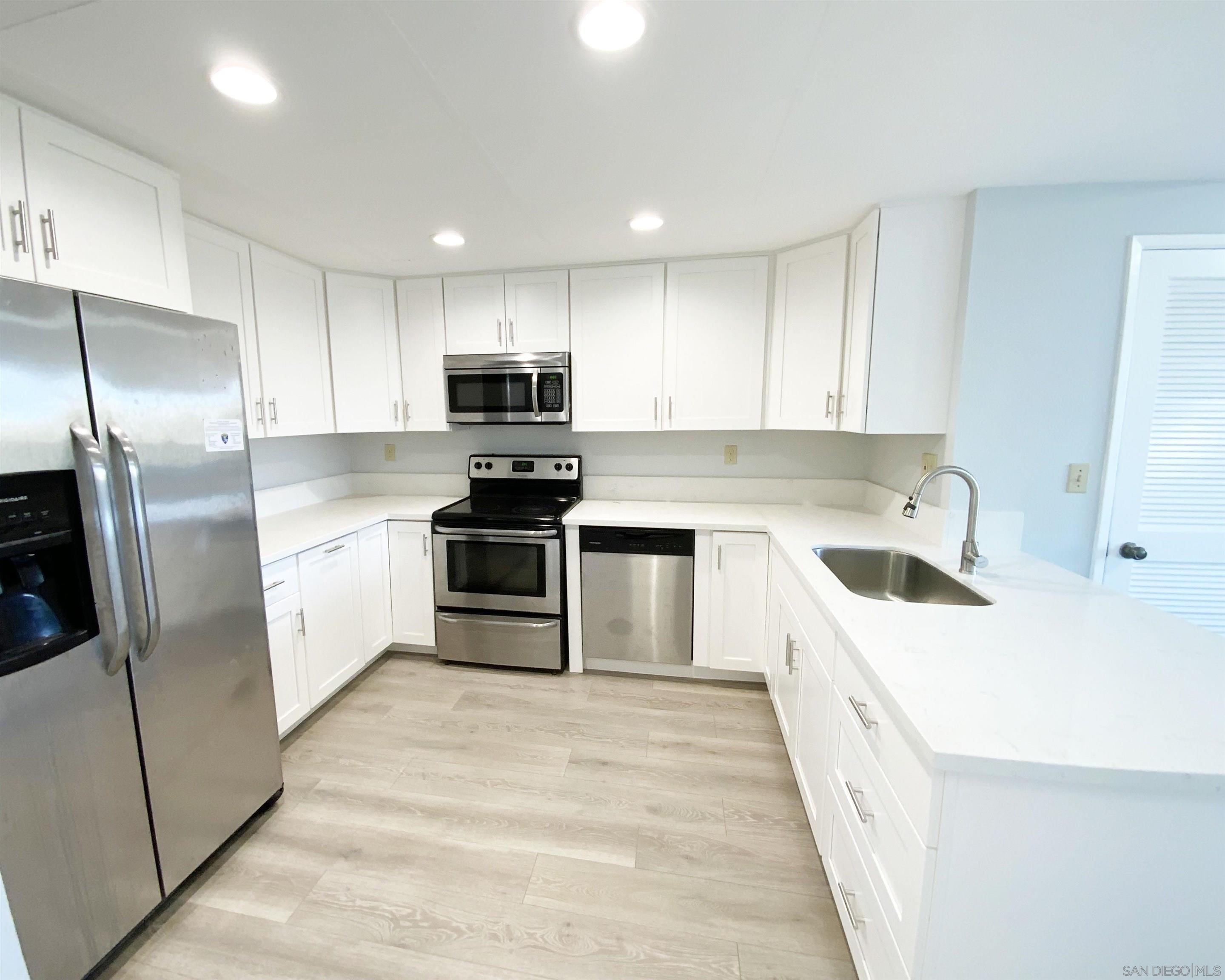 Detail Gallery Image 10 of 23 For 80  Kingston, Coronado,  CA 92118 - 3 Beds | 2 Baths