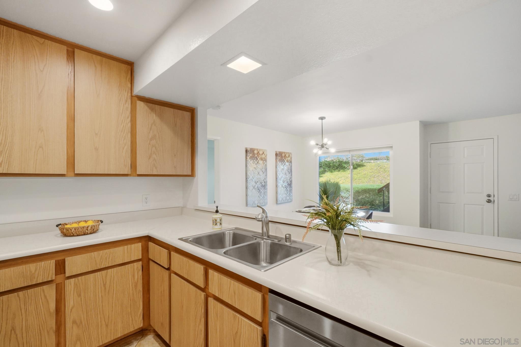 Detail Gallery Image 8 of 27 For 4040  Porte La Paz  #76,  San Diego,  CA 92122 - 2 Beds | 2 Baths