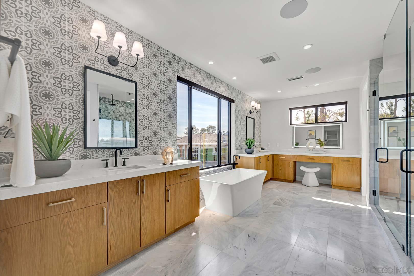 Detail Gallery Image 16 of 39 For 6344  La Pintura Dr, La Jolla,  CA 92037 - 6 Beds | 7/1 Baths