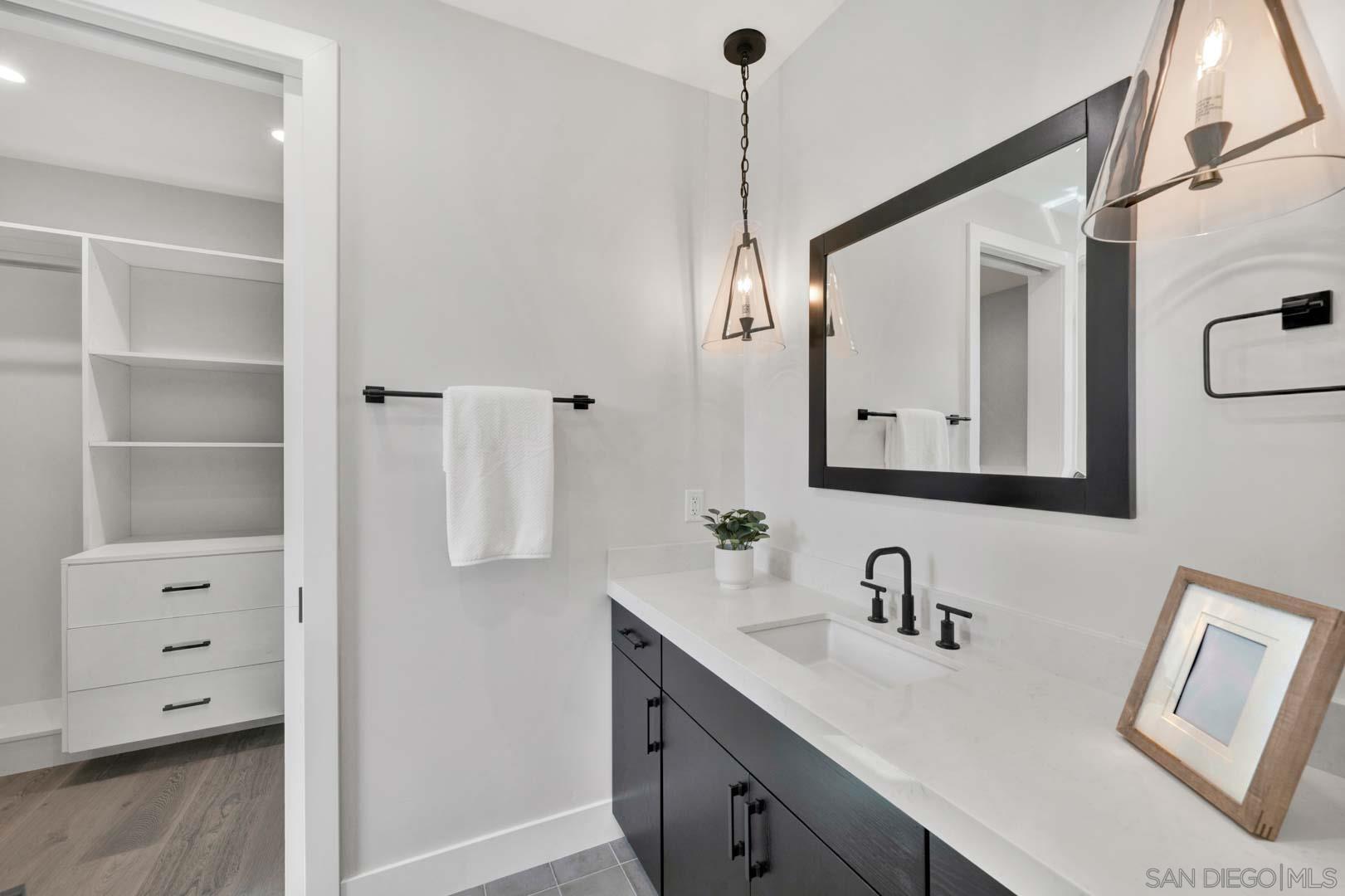 Detail Gallery Image 26 of 39 For 6344  La Pintura Dr, La Jolla,  CA 92037 - 6 Beds | 7/1 Baths