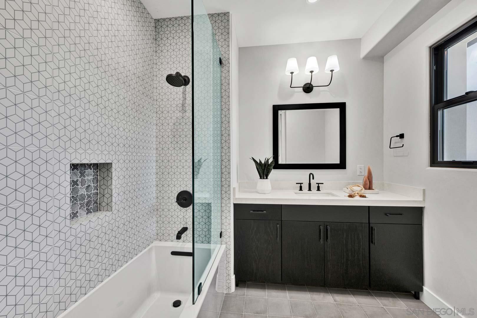 Detail Gallery Image 29 of 39 For 6344  La Pintura Dr, La Jolla,  CA 92037 - 6 Beds | 7/1 Baths