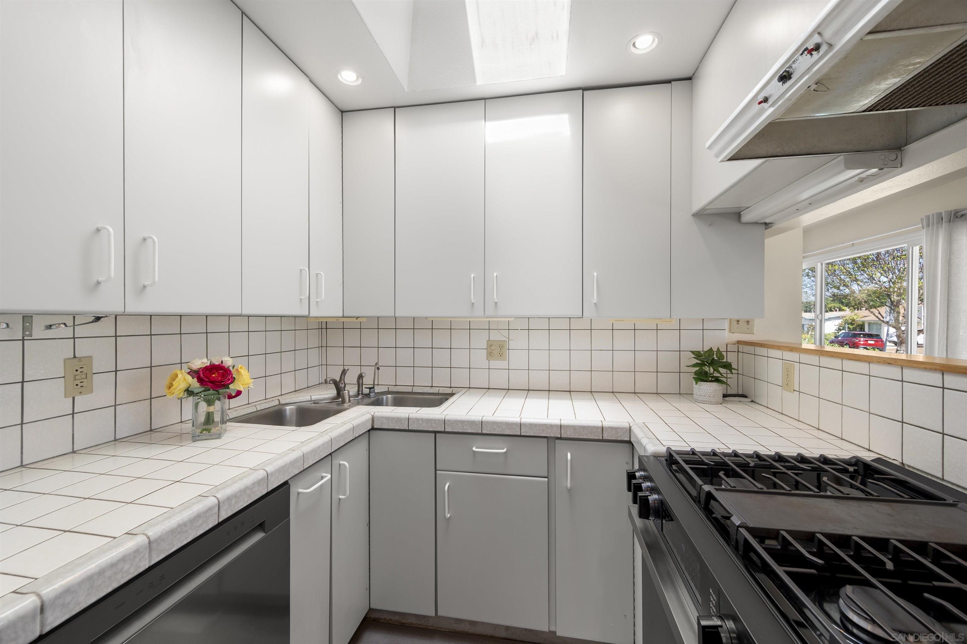 Detail Gallery Image 14 of 35 For 2762  Ridge View Drive, San Diego,  CA 92105 - 2 Beds | 1 Baths