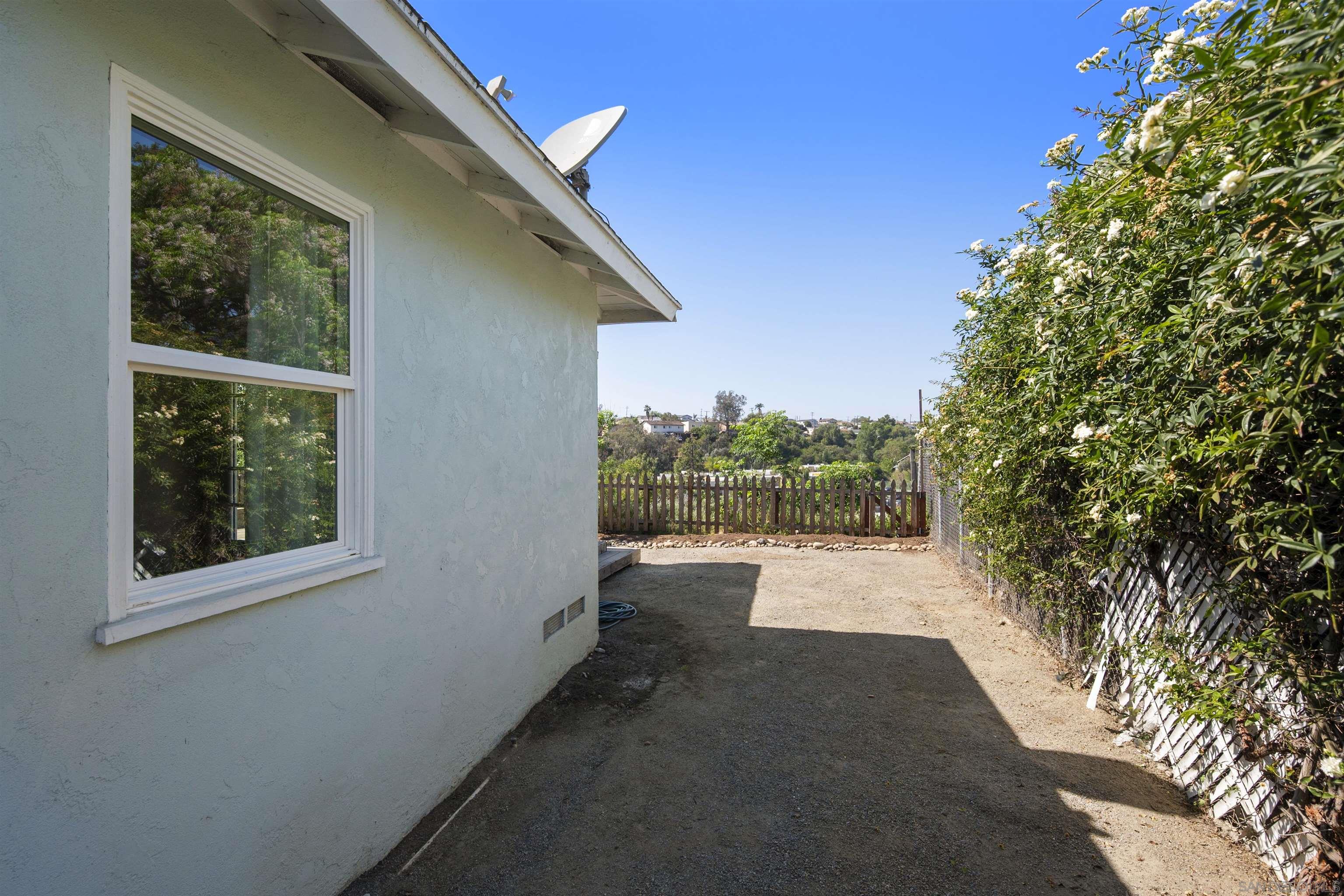 Detail Gallery Image 4 of 35 For 2762  Ridge View Drive, San Diego,  CA 92105 - 2 Beds | 1 Baths