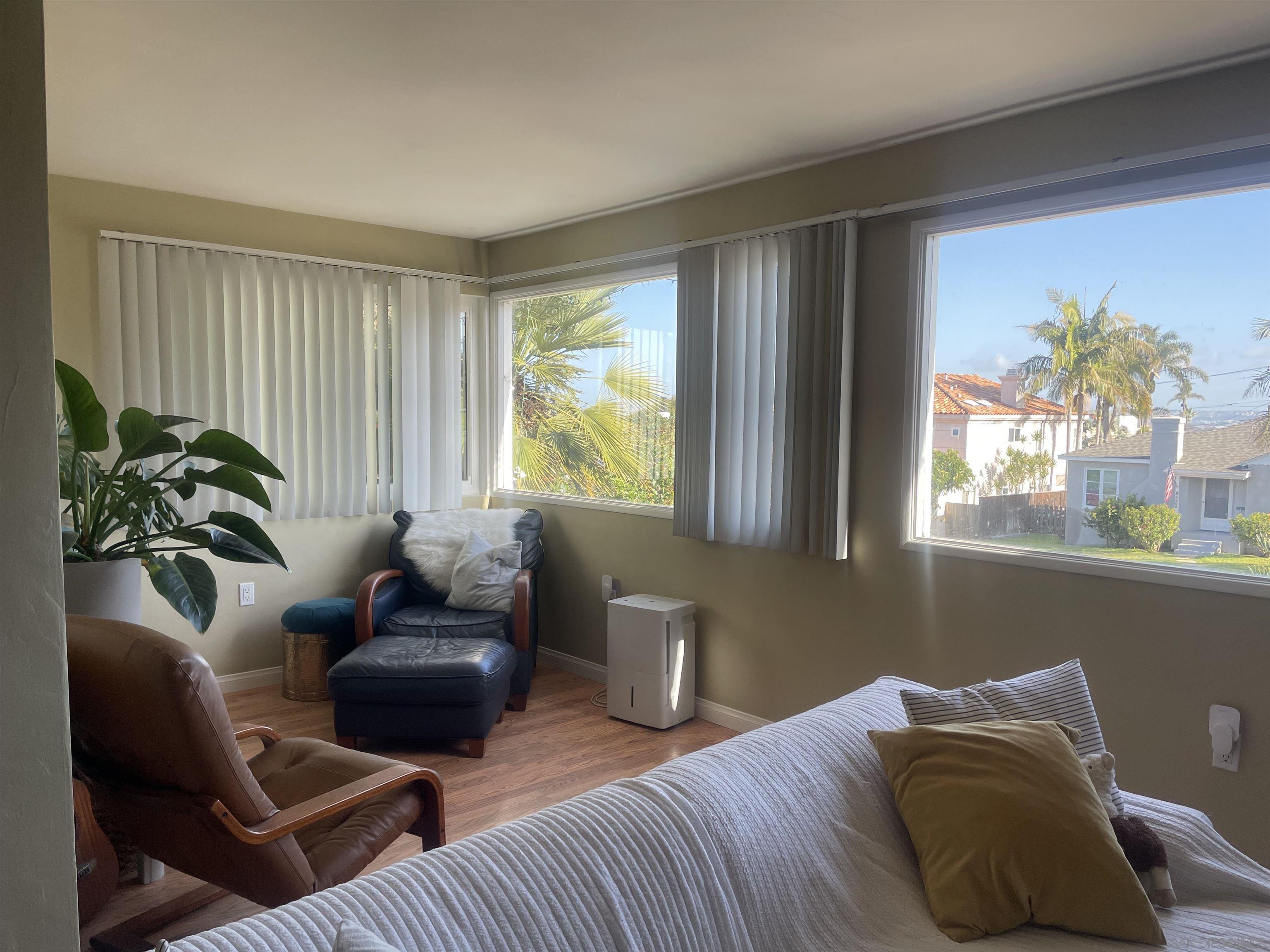 Detail Gallery Image 3 of 12 For 4511  Santa Monica Ave, San Diego,  CA 92107 - 3 Beds | 2 Baths